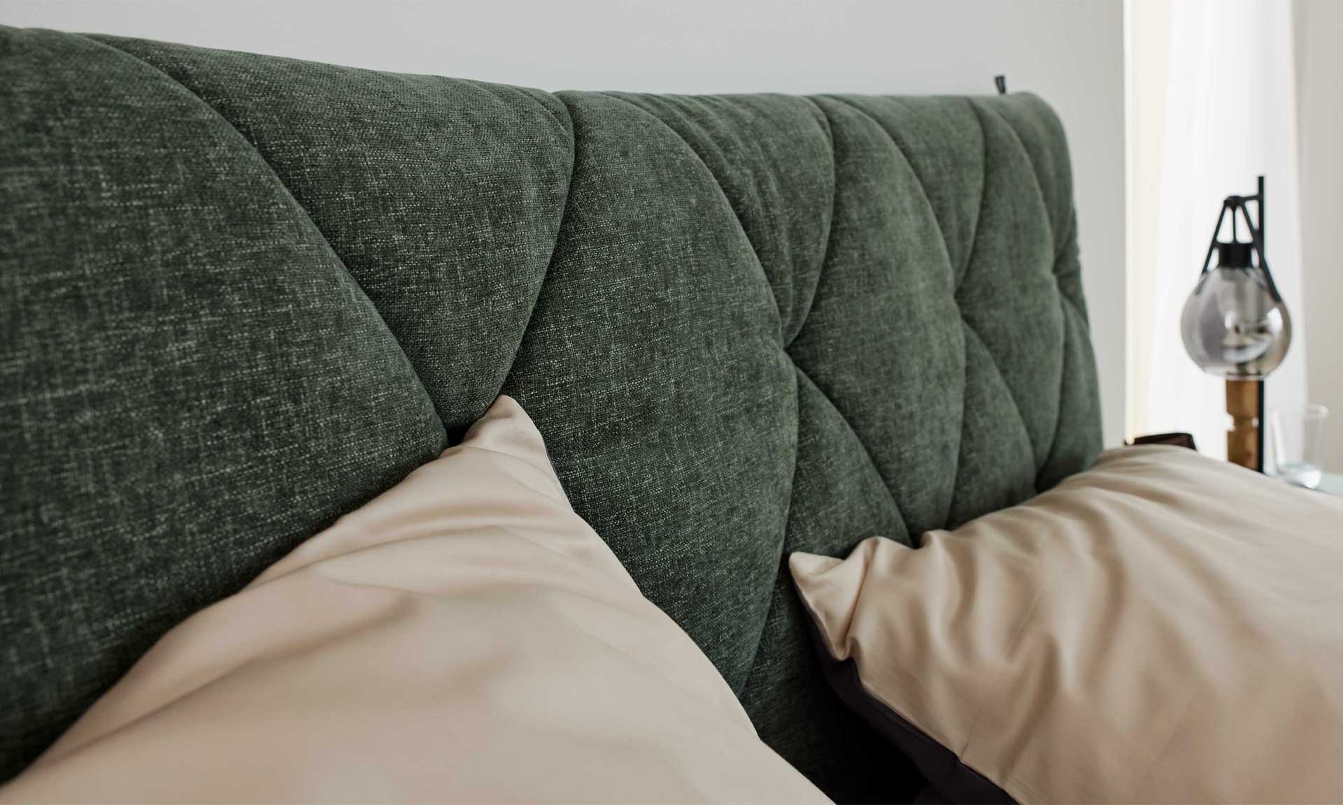 IL1420 Toni moos Boxspringbett Detail Kopfteilsteppung