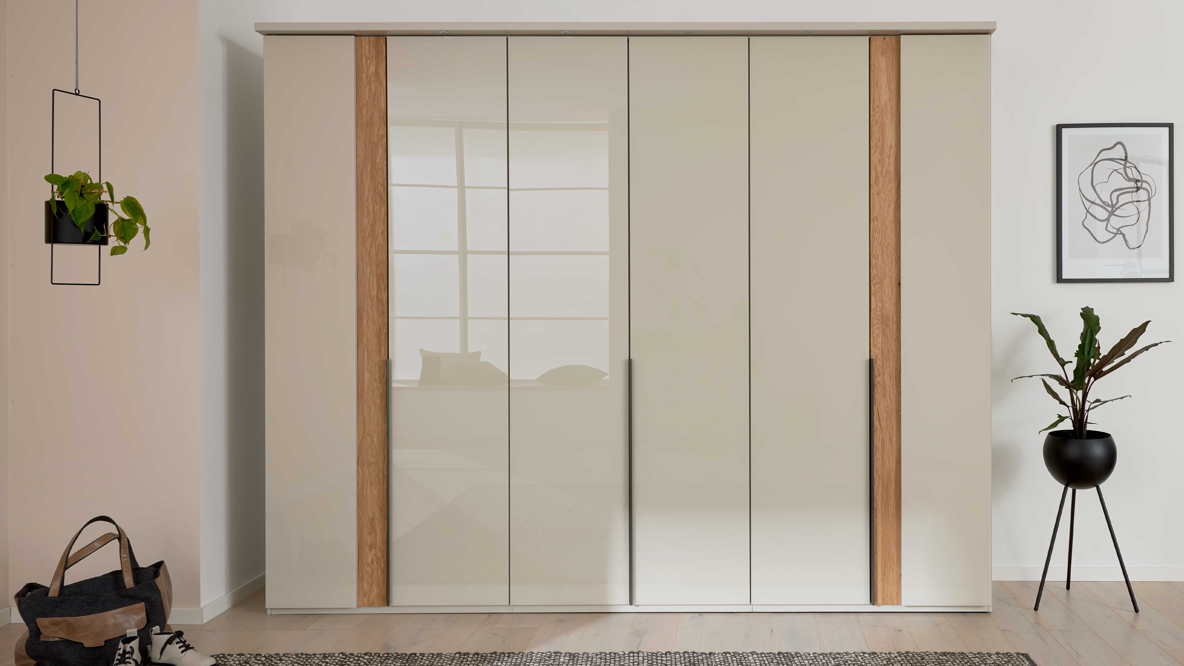 Moderner Kleiderschrank mit sechs Türen in Hellgrau und Holzakzenten