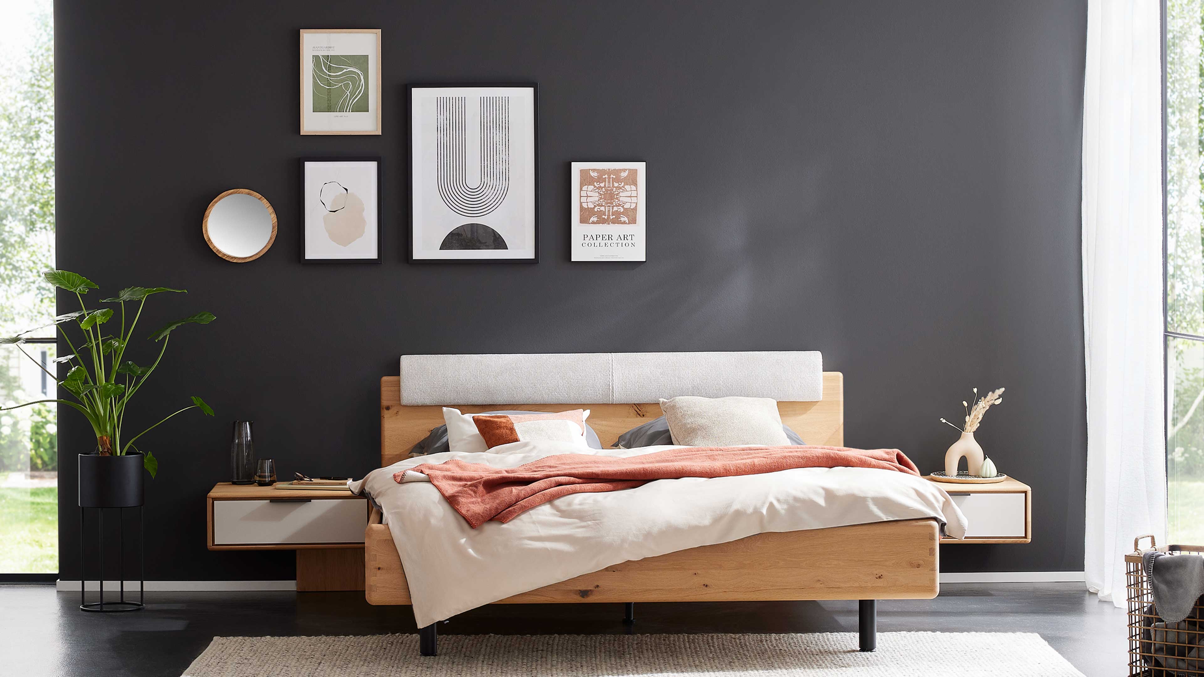 Doppelbett in Wildeiche mit gepolstertem Kopfteil und stabilem Holzrahmen für ein modernes Schlafzimmer