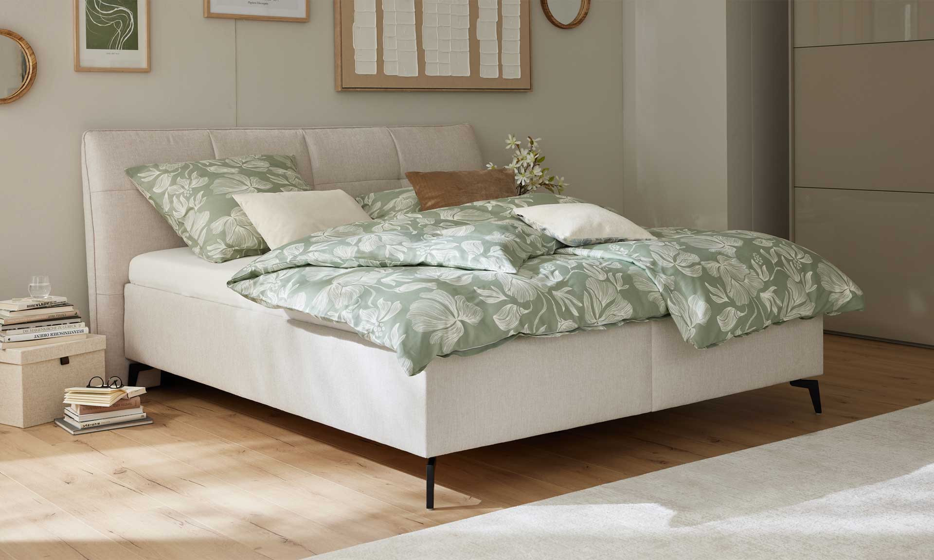 Polsterbett in Creme mit verstellbaren Lattenrostrahmen