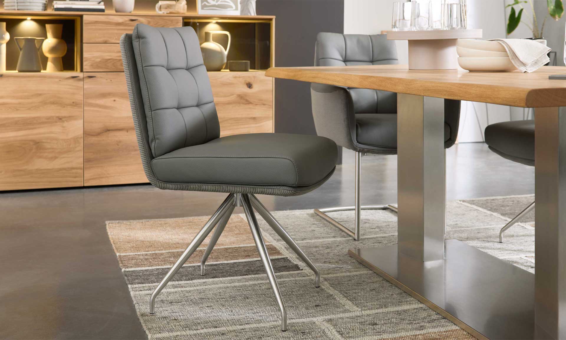 Polsterstuhl mit grauem Leder-Cord-Mix und Edelstahlgestell