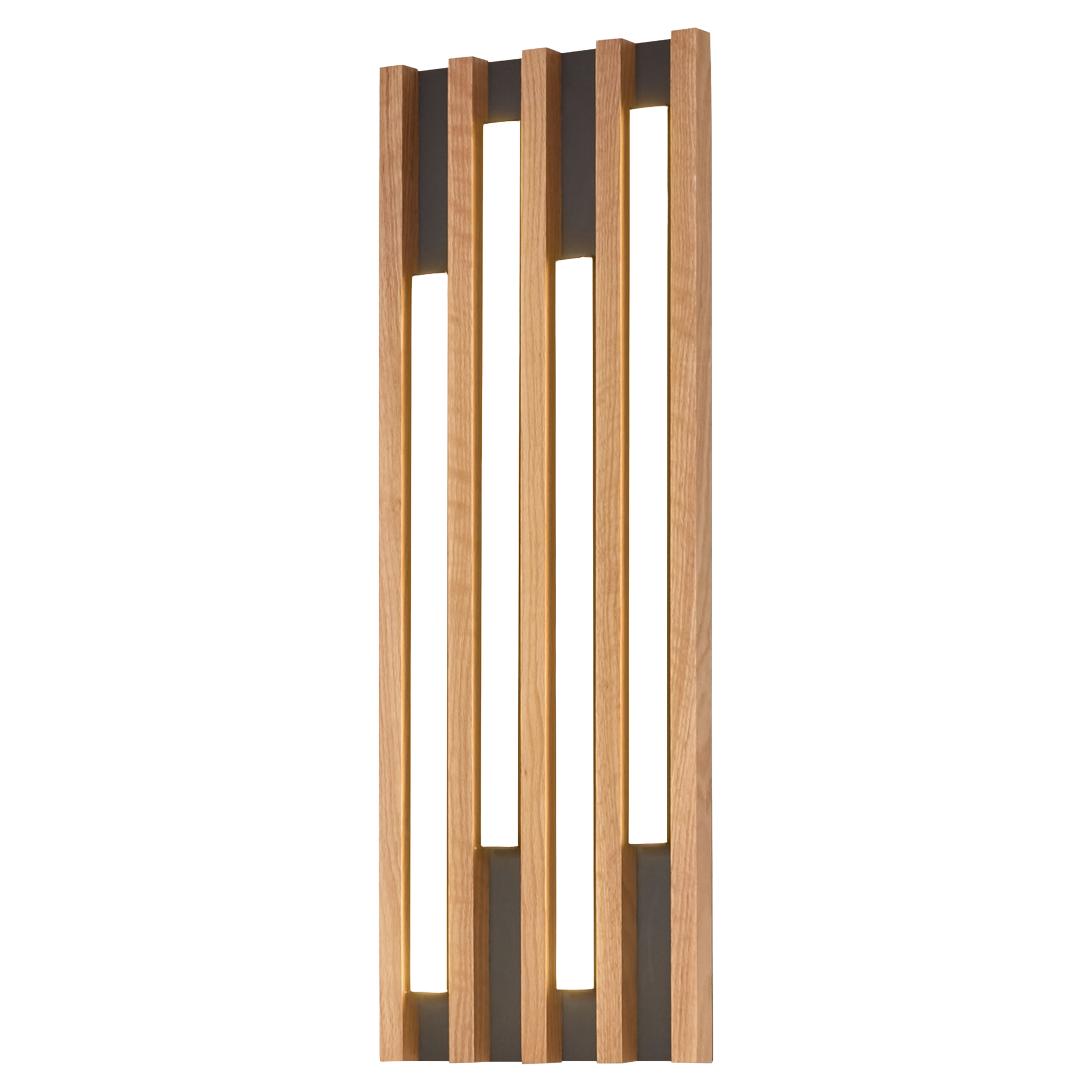 Vertikale Wandlampe aus vier hellen Holzlatten mit drei schmalen, eingebauten Leuchtstreifen und dunklen Einsätzen.