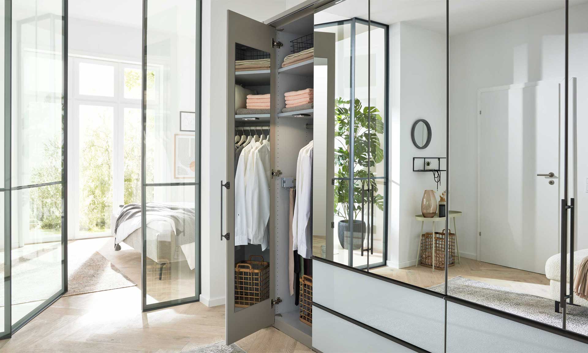 Kleiderschrank in Weiß mit Dreh- und Falttüren, Spiegeltüren und Schubladen