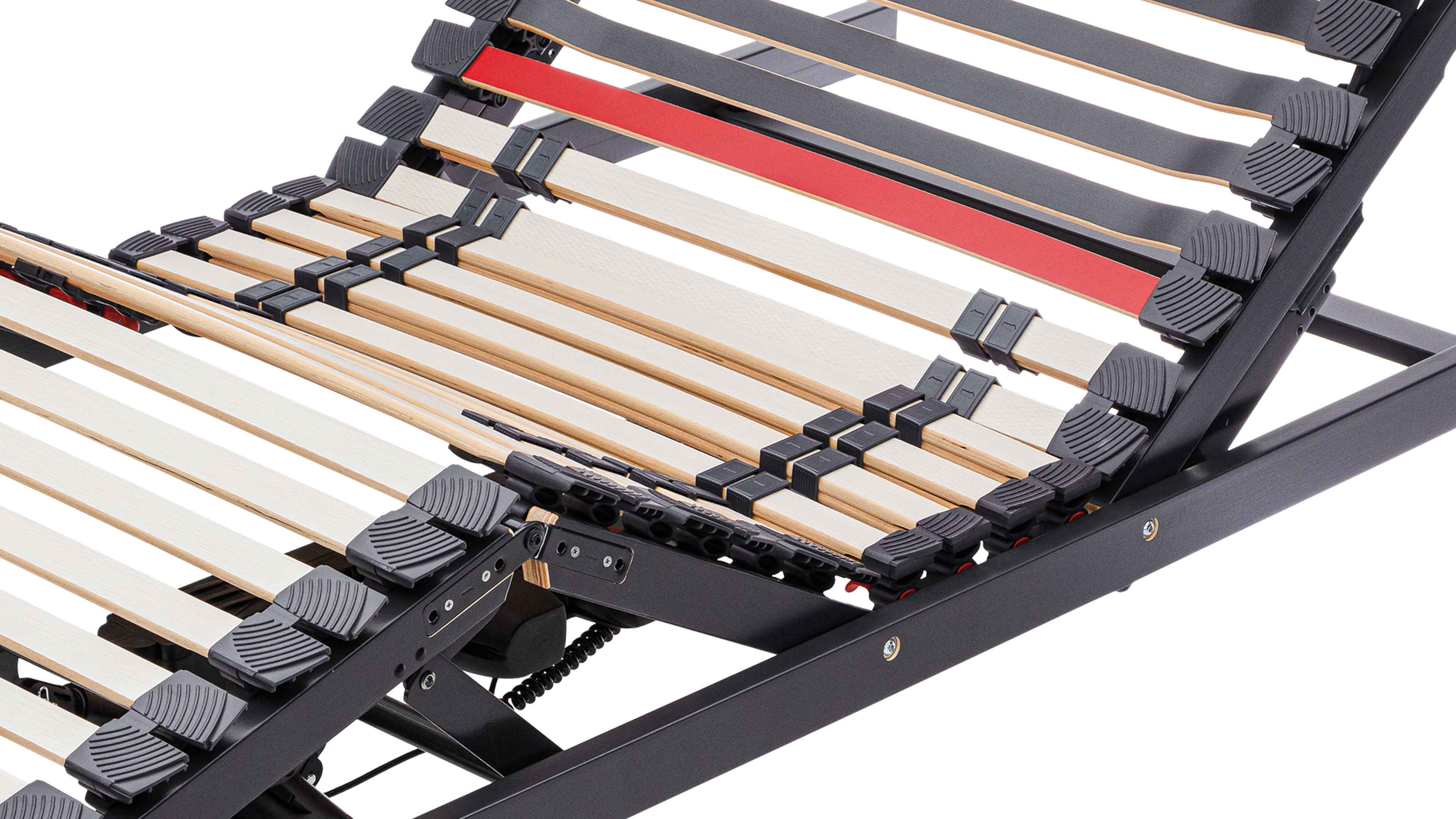 Verstellbarer Lattenrost mit gebogenen Holzleisten, schwarzen Kunststoffhaltern, Metallrahmen und einer roten Leiste.