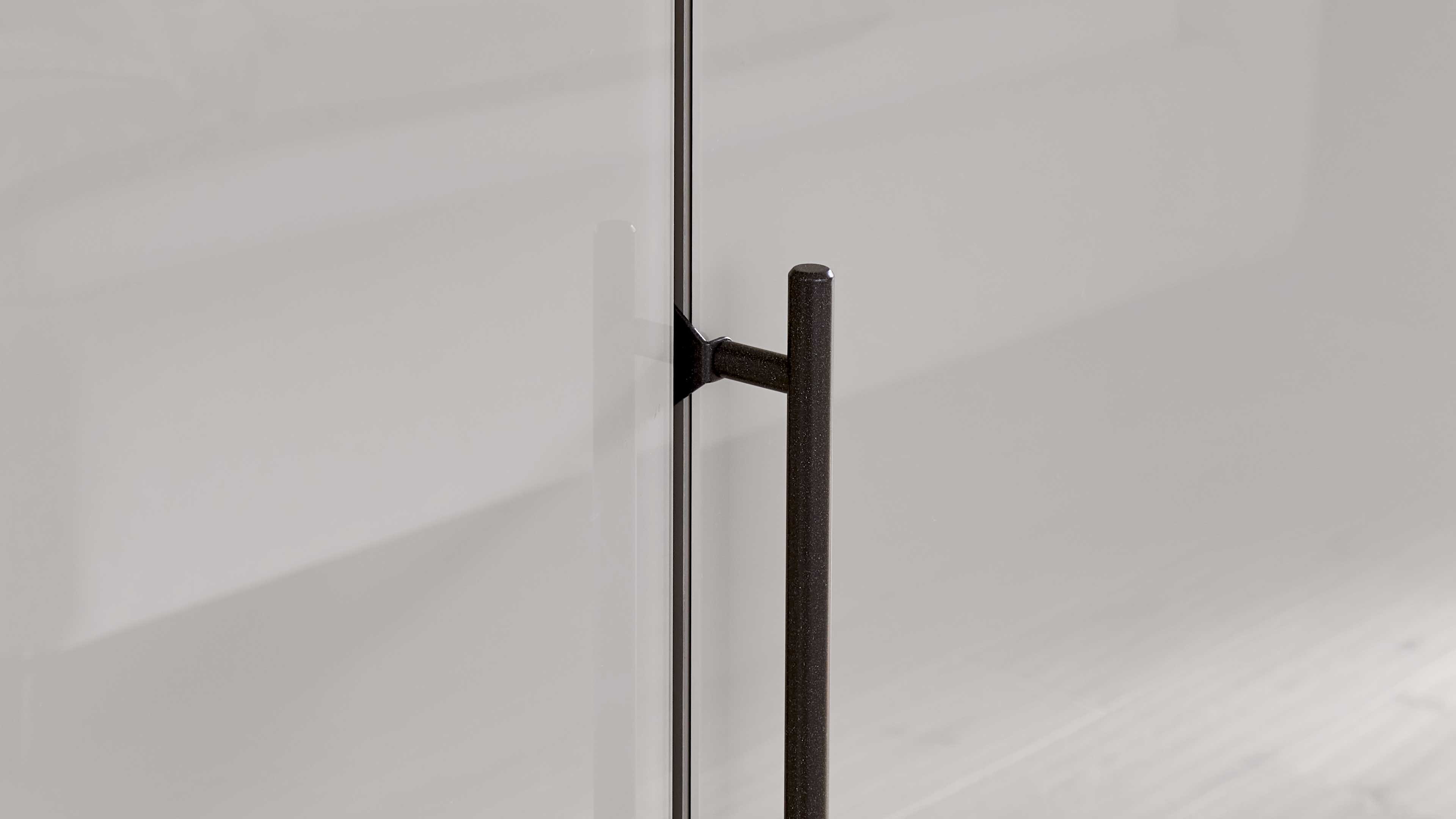 Eleganter Kleiderschrank mit Glasfronten in zwei Grautönen