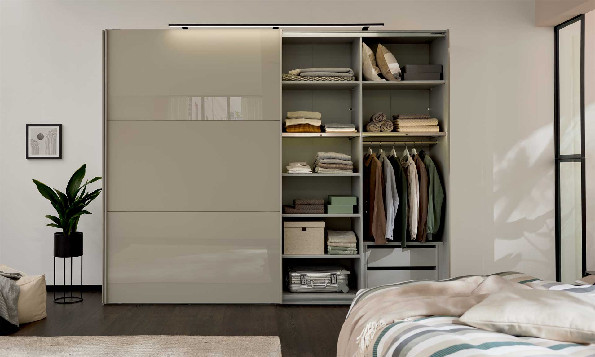 IL1211 Schwebetürenschrank 236 cm hoch Wohnbeispiel Totale offen