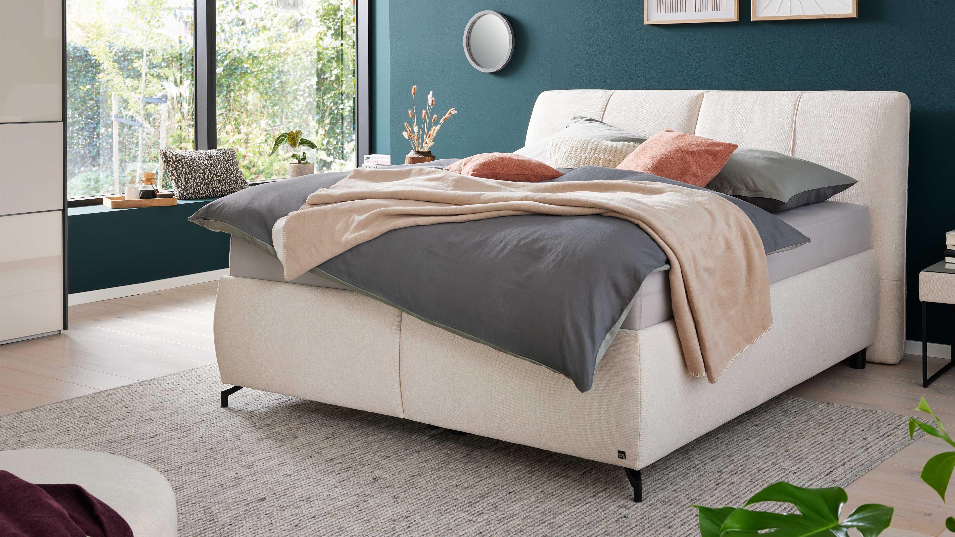 Modernes Polsterbett in Creme mit Stoffbezug und integrierten Bettkästen