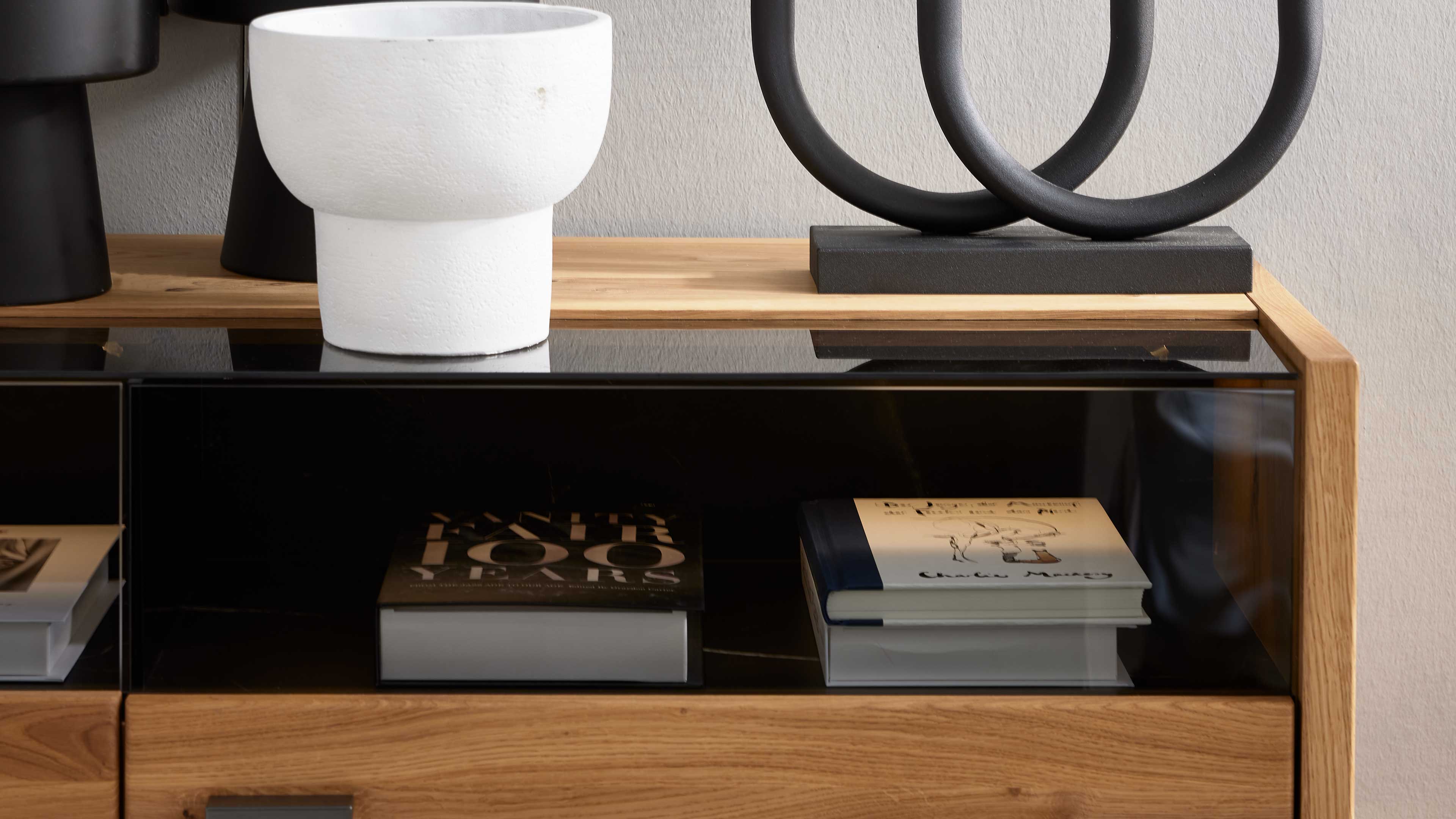 Sideboard mit drei Türen in Asteiche und Schwarzglas