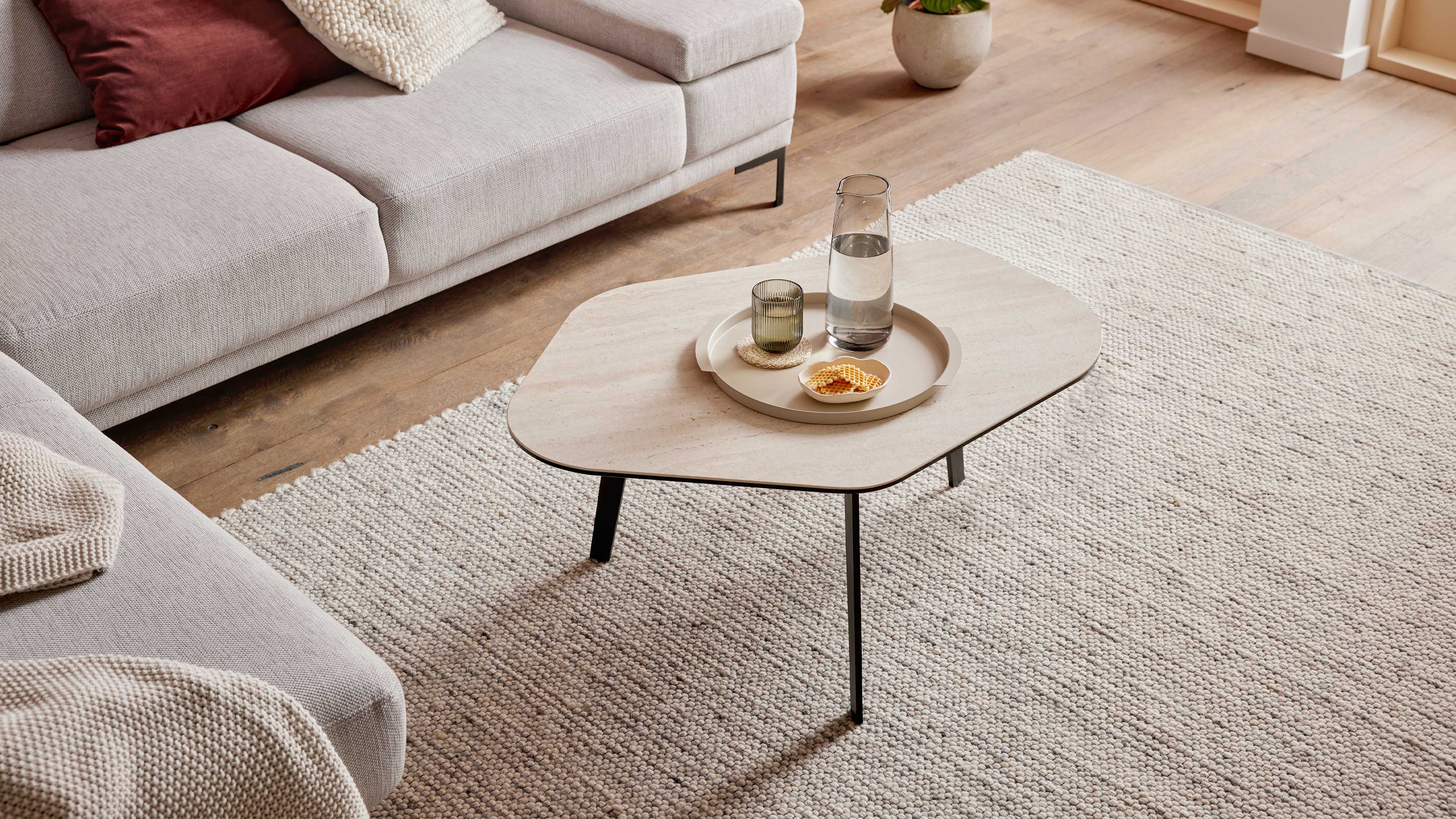 Couchtisch mit Keramikplatte und Stahlgestell