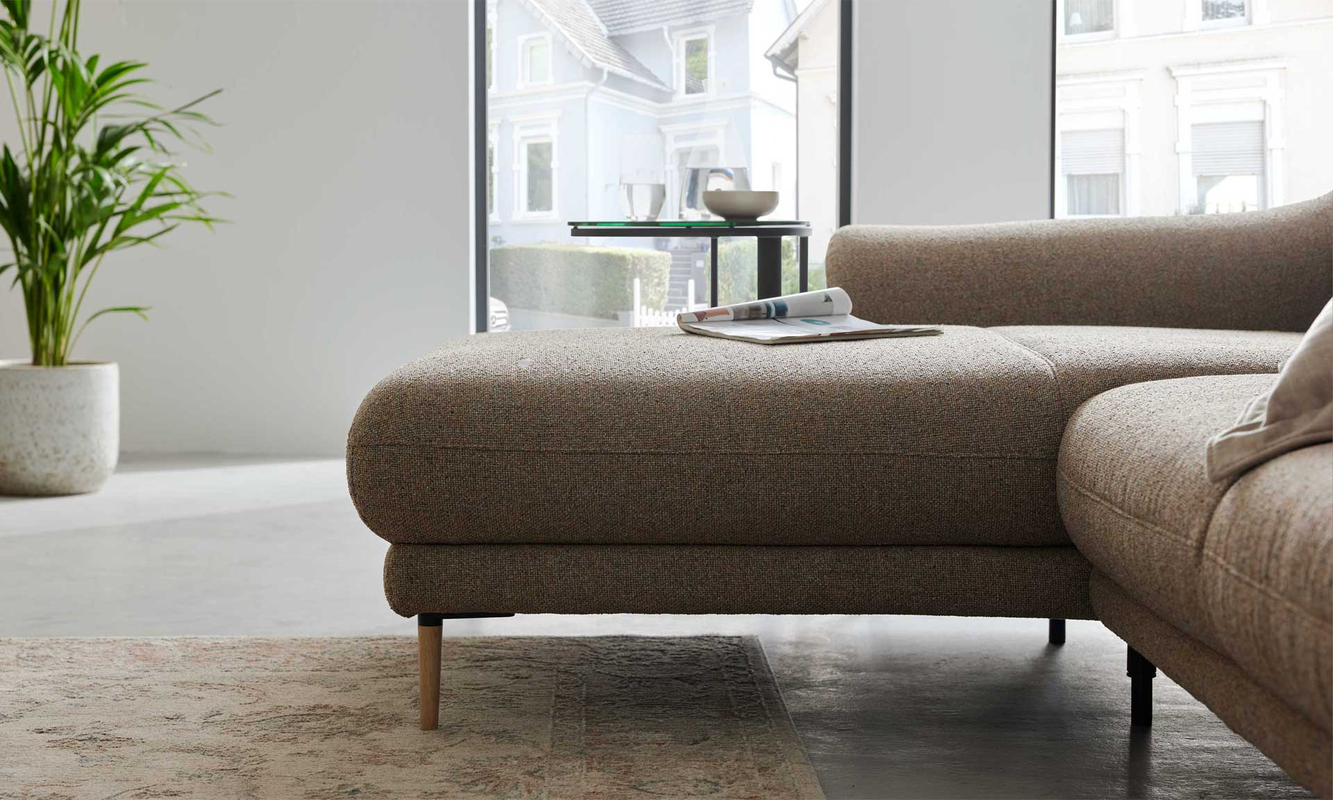 Ecksofa mit meliertem Stoff in Sand und schwarzen Winkelfüßen