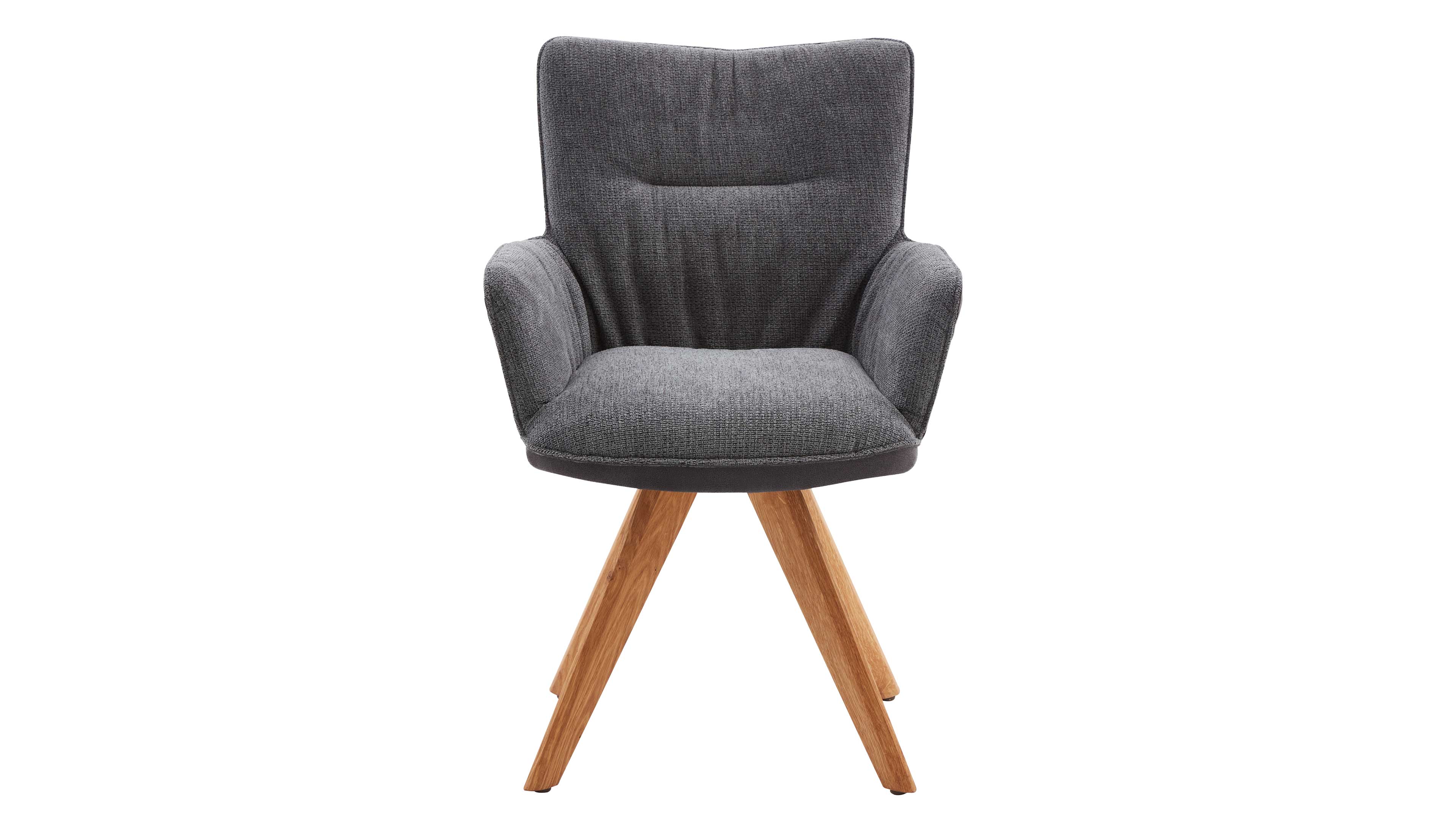Grauer, gepolsterter Sessel mit Rückenlehne und Armlehnen, strukturierter Stoffbezug und vier nach außen geneigte Holzbeine.