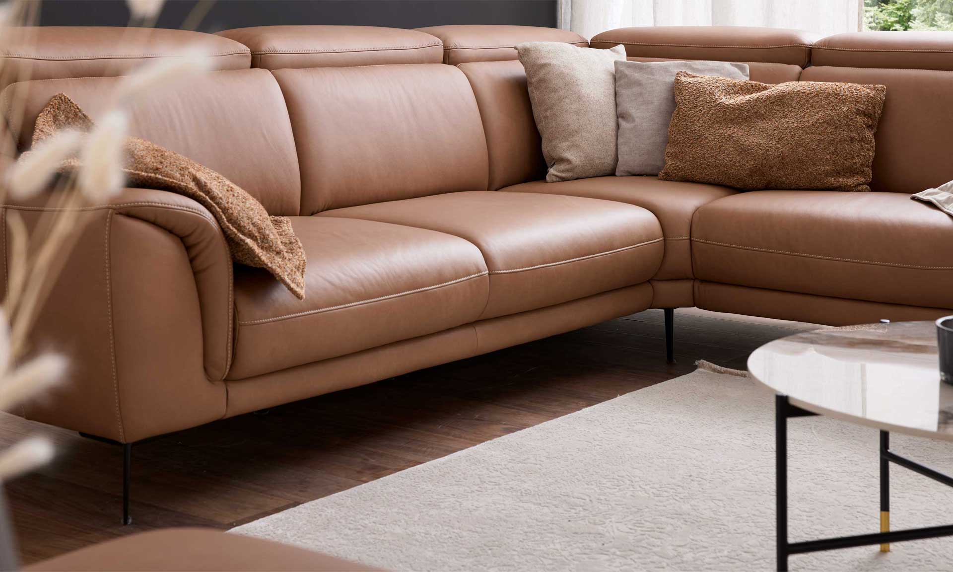 Leder-Ecksofa in Haselnussbraun, mit schwarzen Metallfüßen