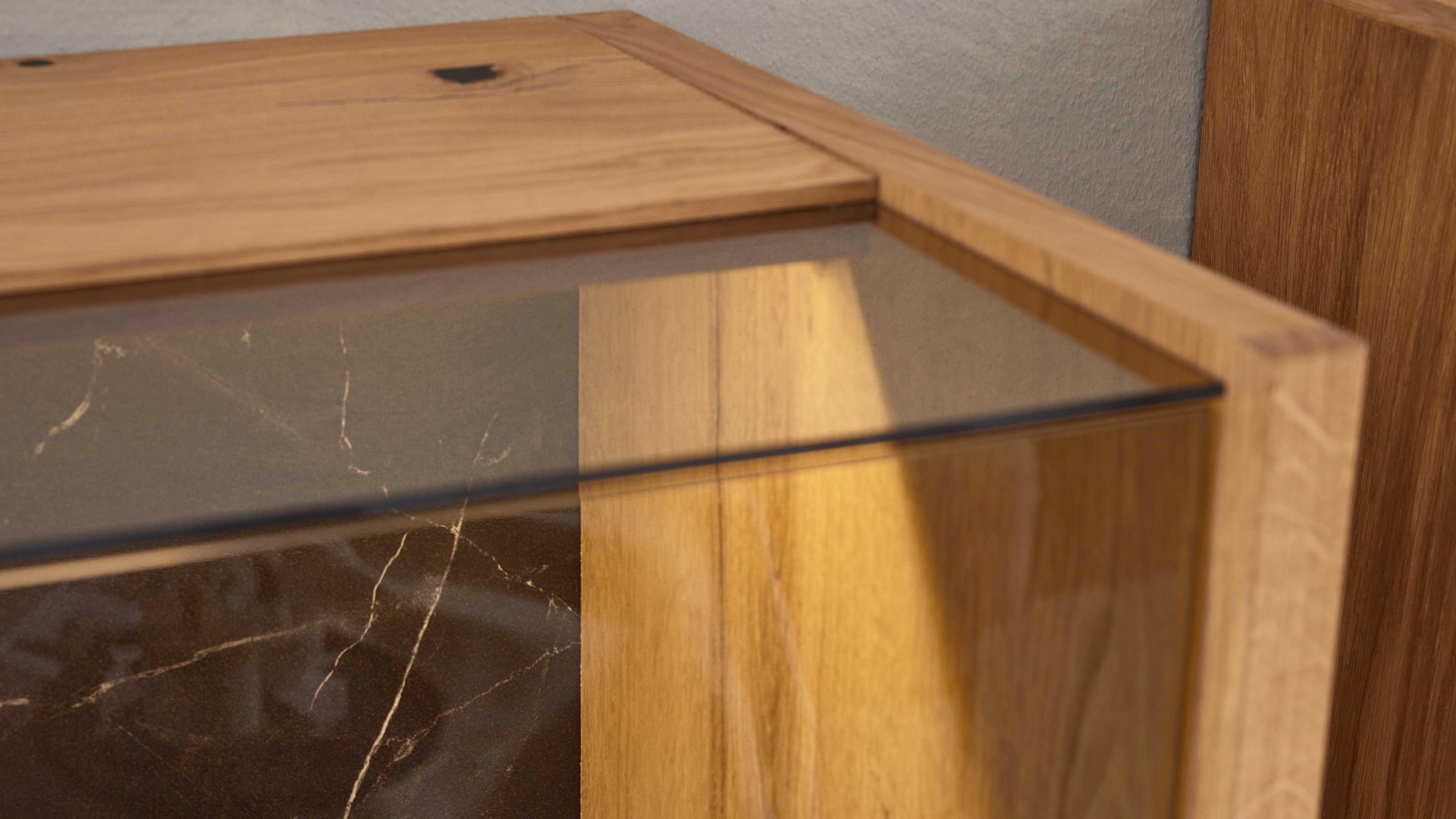 Highboard-Vitrine in Asteiche mit Schwarzglas-Einsatz in der Tür