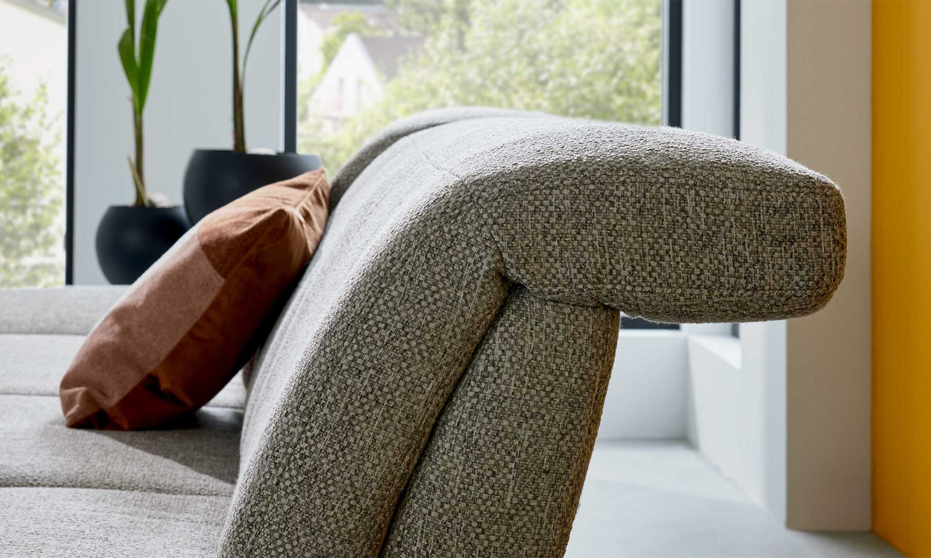 Ecksofa mit runden schwarzen Metallfüßen und Stoff in Silber