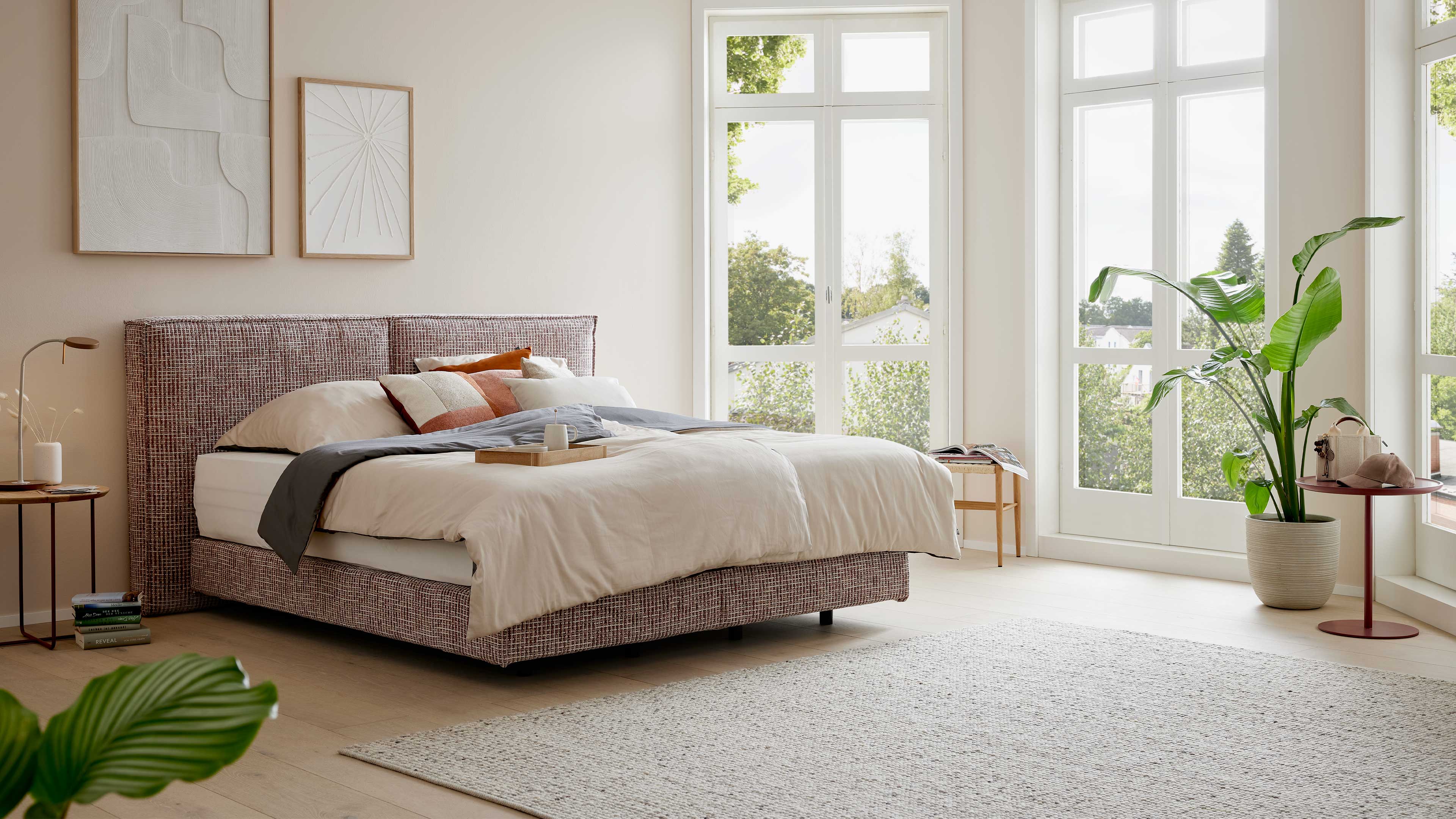 Boxspringbett mit gepolstertem Kopfteil und strukturiertem Stoffbezug in Rot, inklusive hoher Matratze für komfortables Liegen