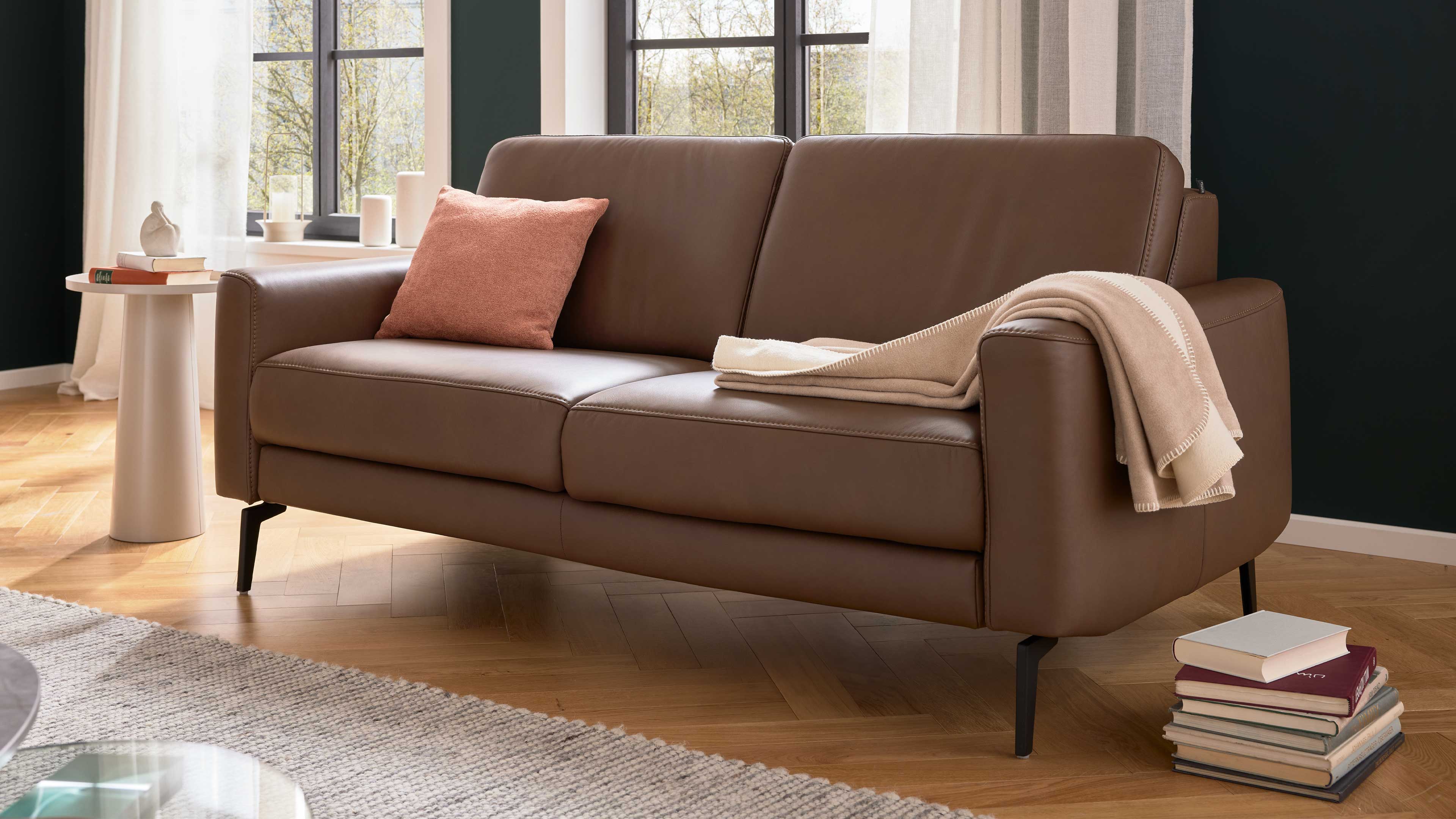 2-Sitzer-Sofa mit braunem Echtleder und mattschwarzen Metallfüßen