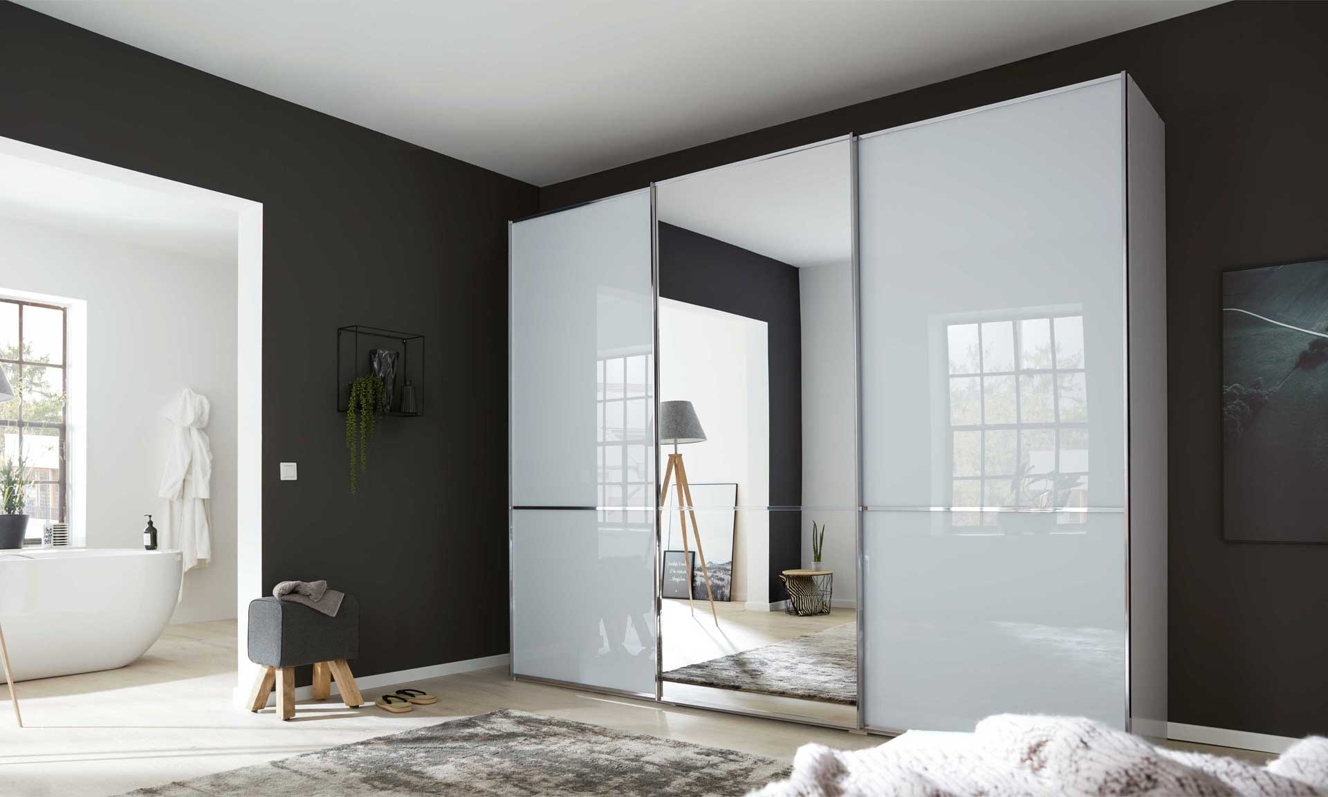 Schwebetürenschrank mit Glasfronten in Weiß und Spiegelelement