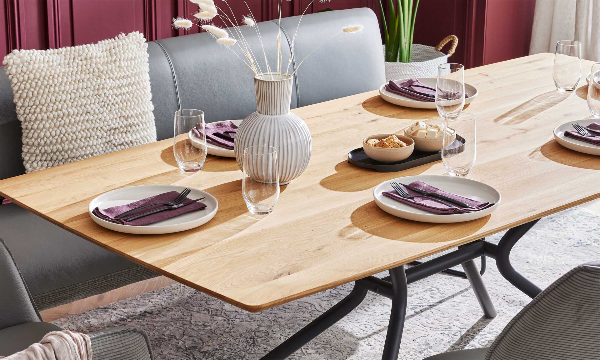 Esstisch mit heller Wildeiche und schwarzem Metallgestell im Industrial-Stil