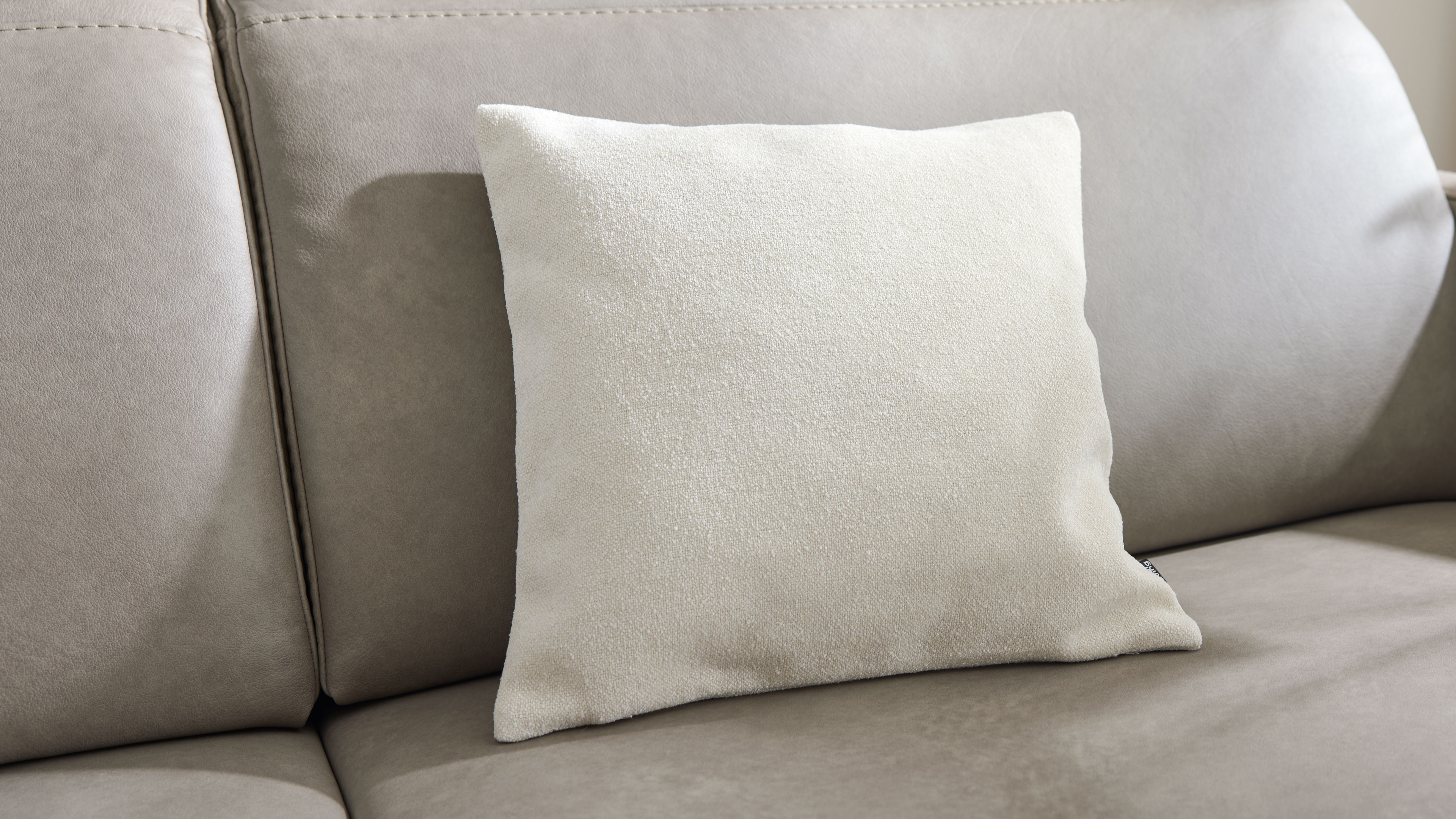 Kissenhülle aus weißer Chenille mit weicher Haptik, ideal als Ergänzung für Sofa oder Sessel