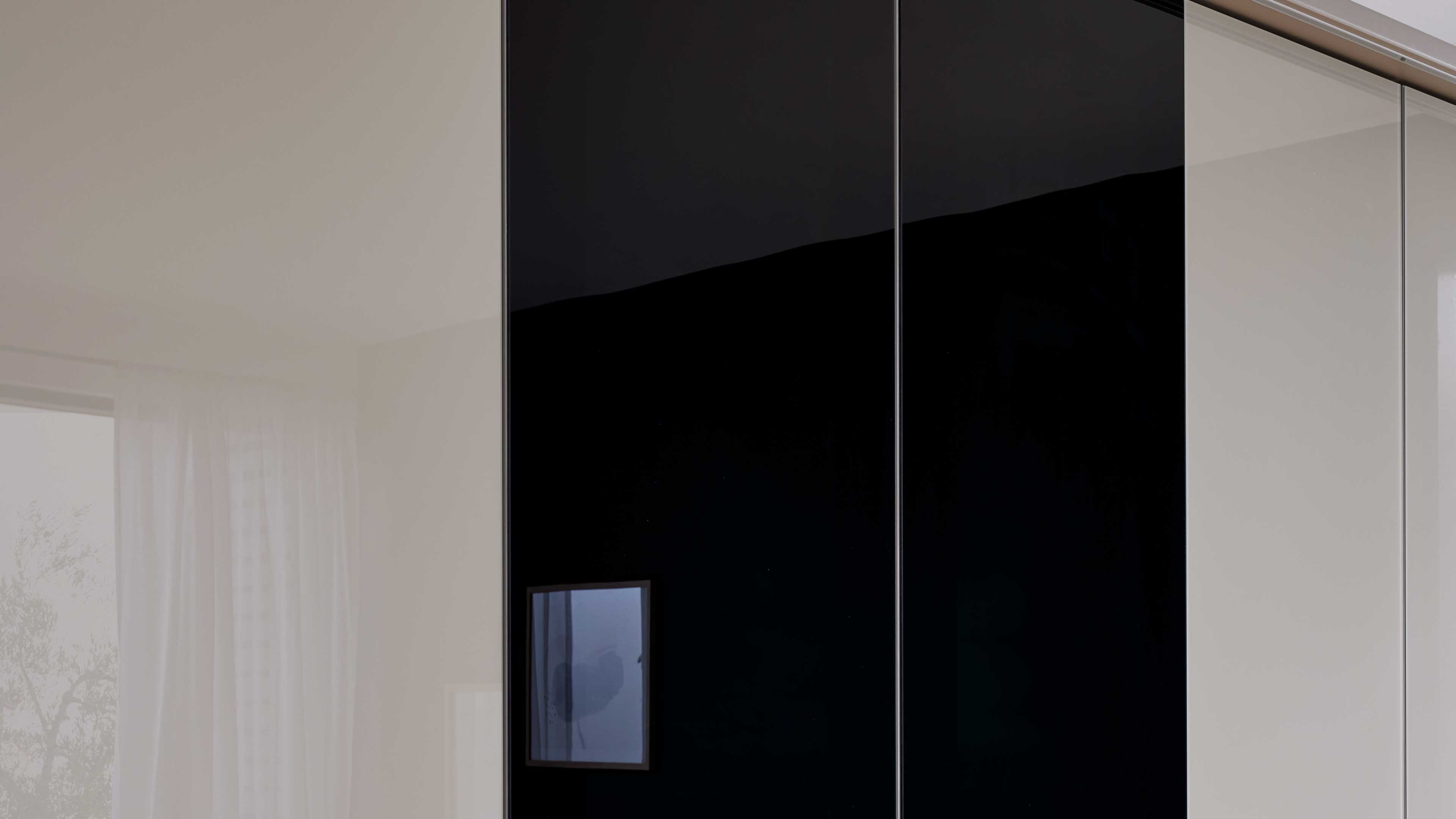 Eleganter Kleiderschrank mit Glasfronten in zwei Grautönen
