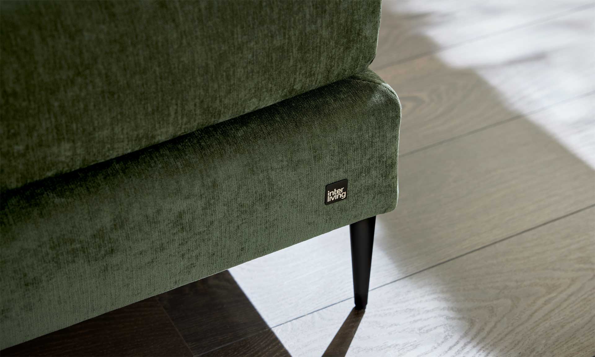 Moosgrünes Boxspringbett mit extra hohem Kopfteil und stoffbezogenen Matratzen