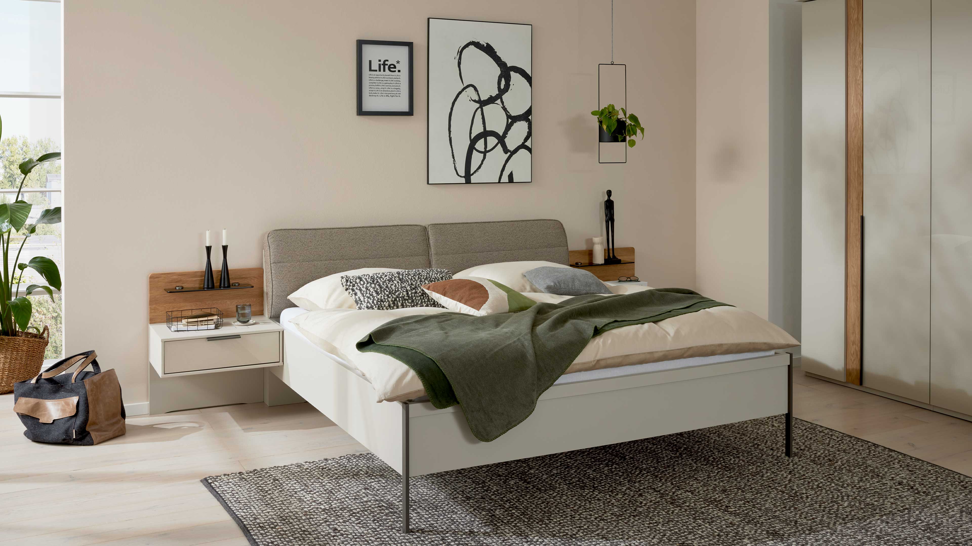 Modernes Bett mit gepolstertem Kopfteil, schwebenden Nachtkonsolen in Hellgrau und Wandpaneelen als Holz-Akzent