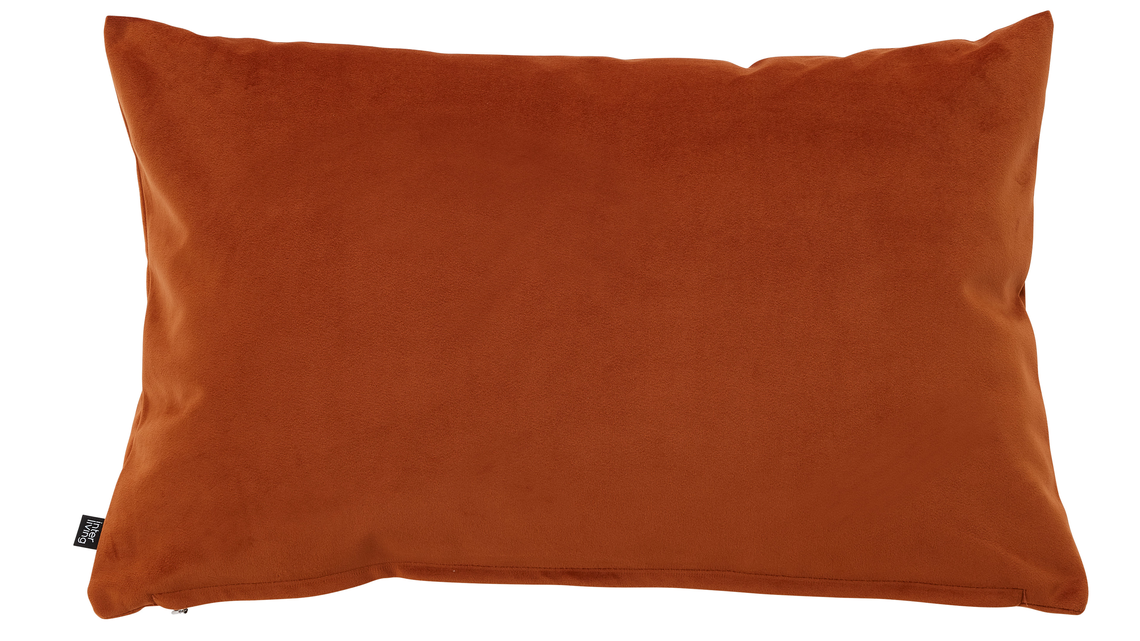 Rechteckiges Kissen in rostbrauner Samtoptik mit feiner Nahtkante und kleinem schwarzem Webetikett unten links.