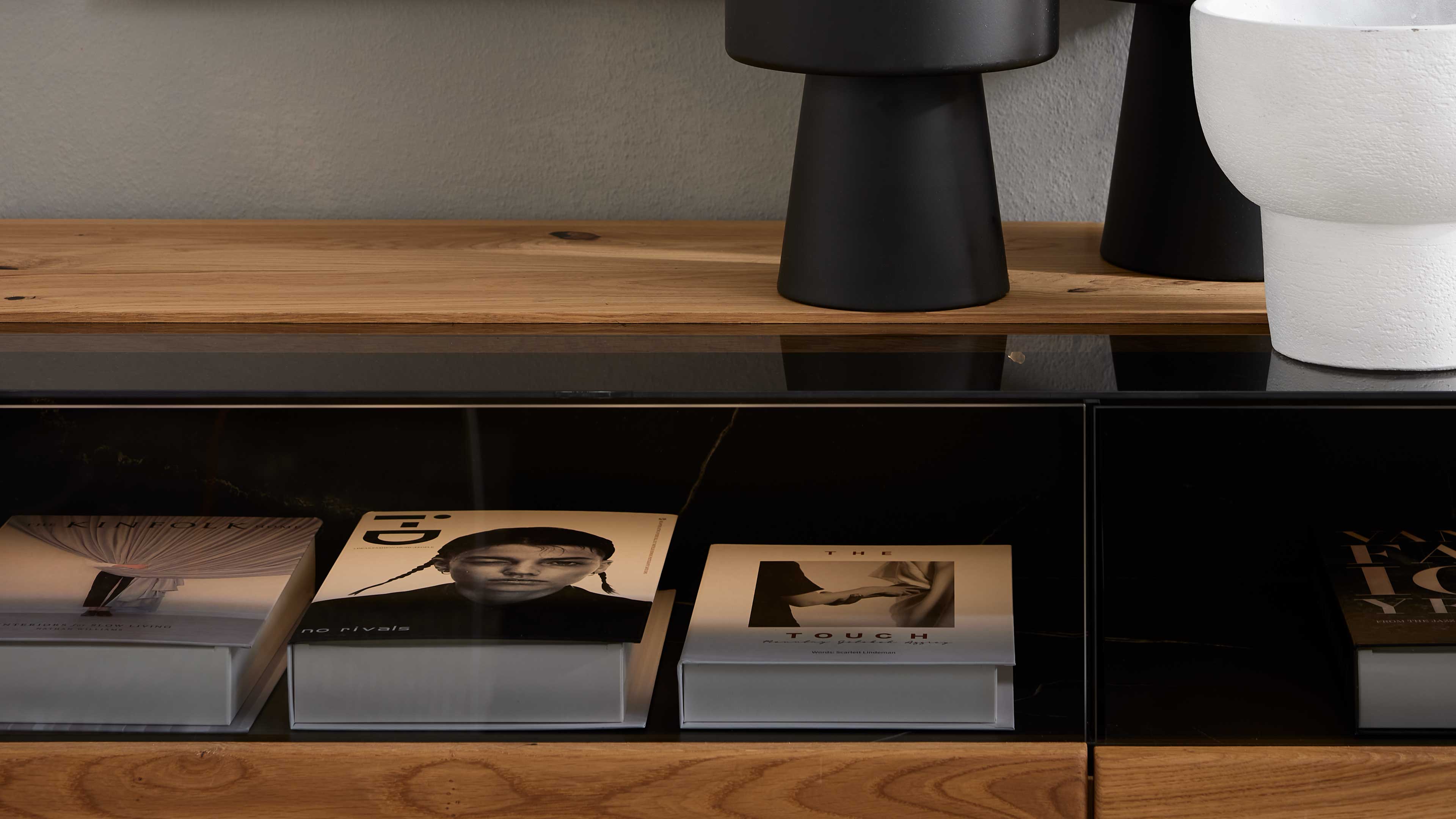 Sideboard mit drei Türen in Asteiche und Schwarzglas