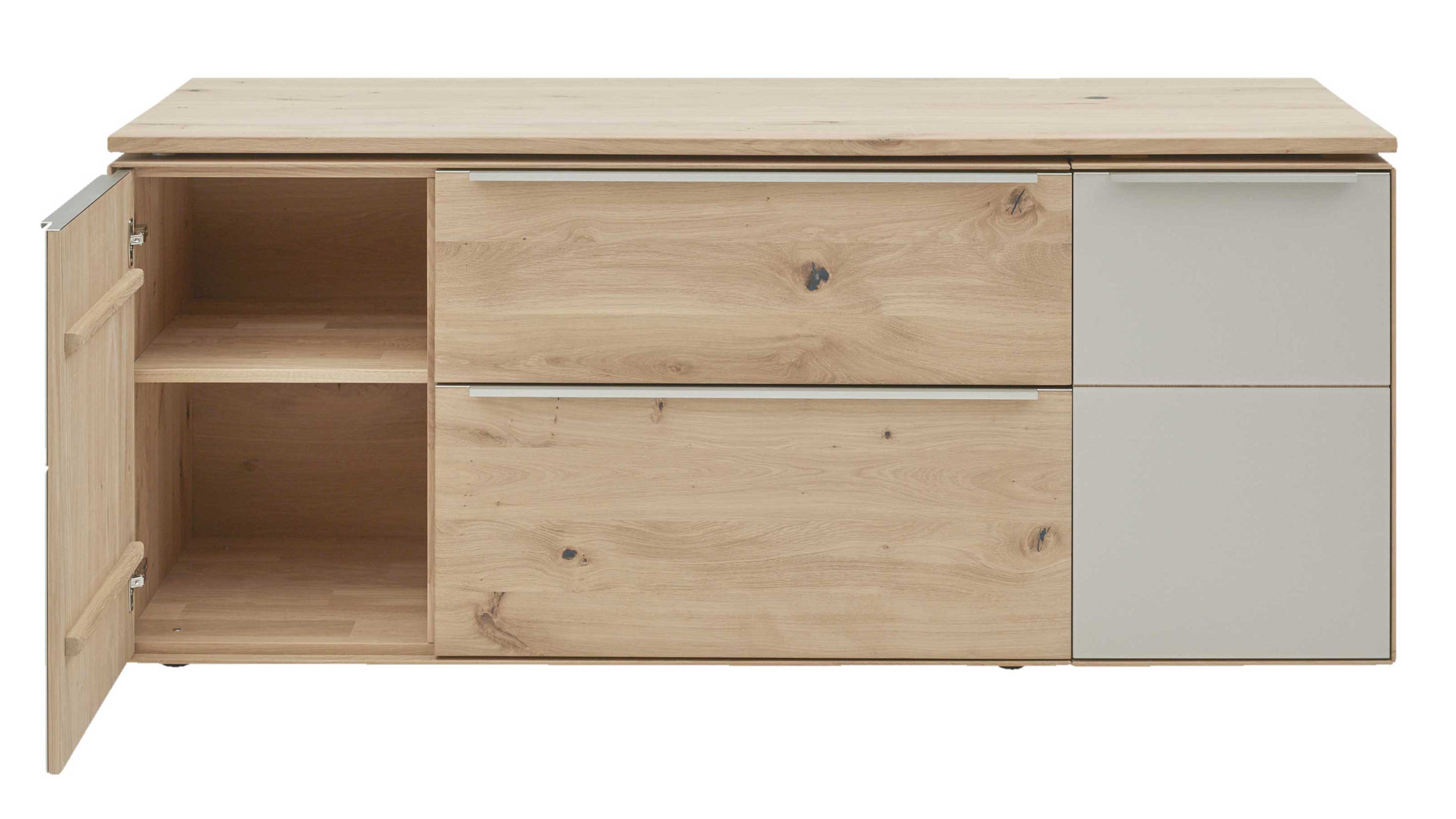 Sideboard aus hellbraunem Holz mit zwei großen Schubladen, offenem Fach links und zwei hellgrauen Türen rechts.