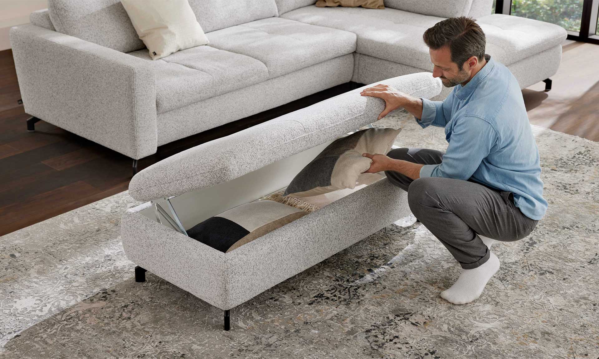 XXL Polsterhocker mit ecrufarbenem Stoffbezug und schwarzen Metallfüßen