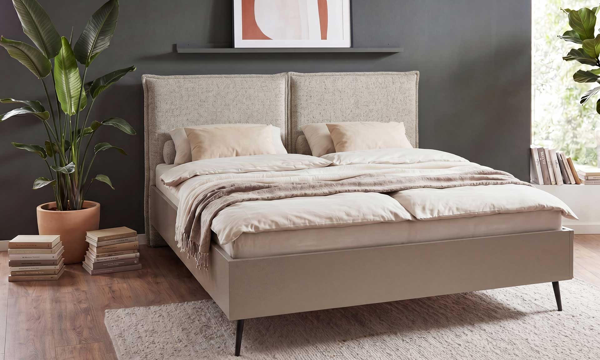 Polsterbettgestell mit wollweißem Stoff und Lack in Beige-Grau
