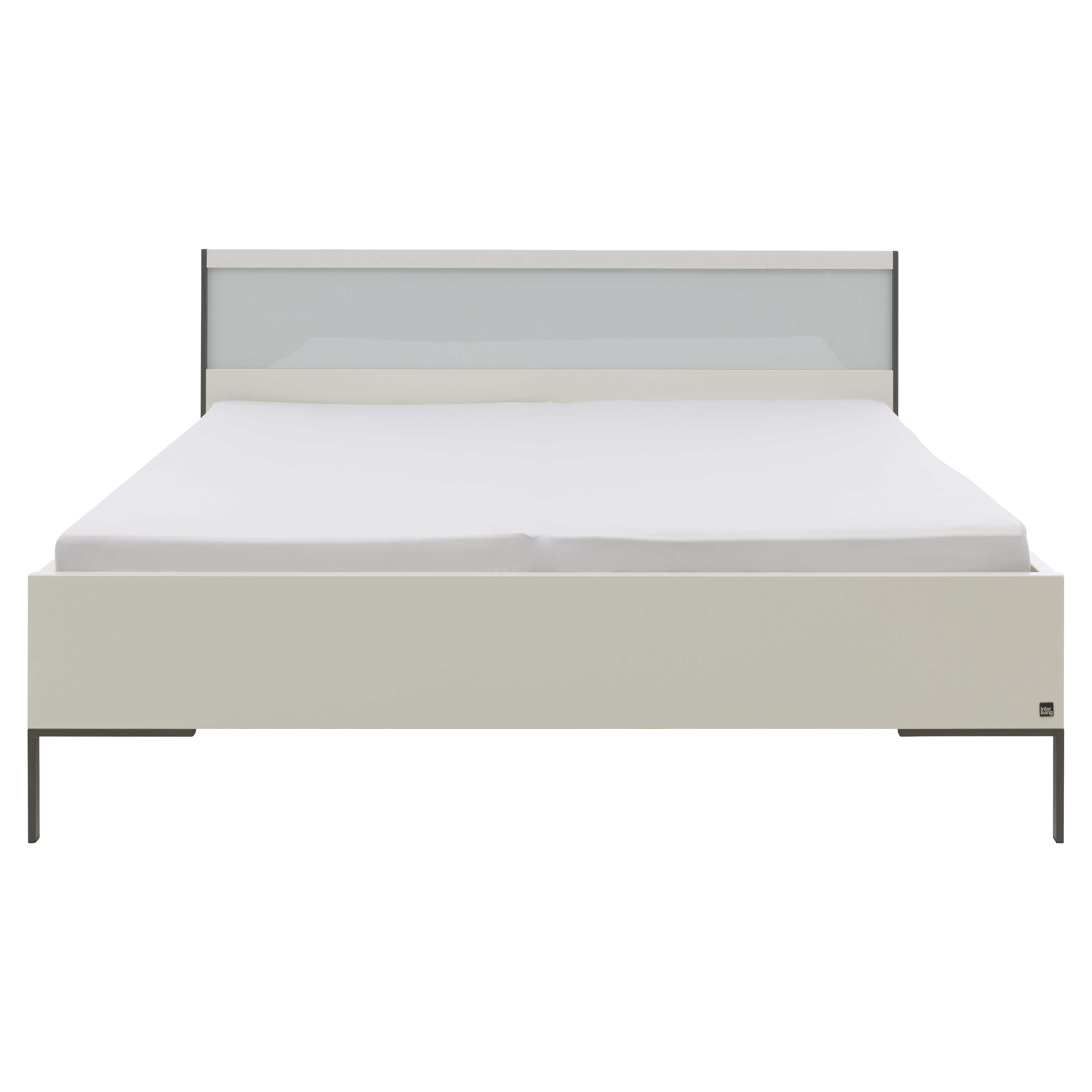 Weißes Doppelbett mit flachem Rahmen, weiß bezogener Matratze, Kopfteil mit hellem Einsatzfeld und dunklen Metallbeinen.