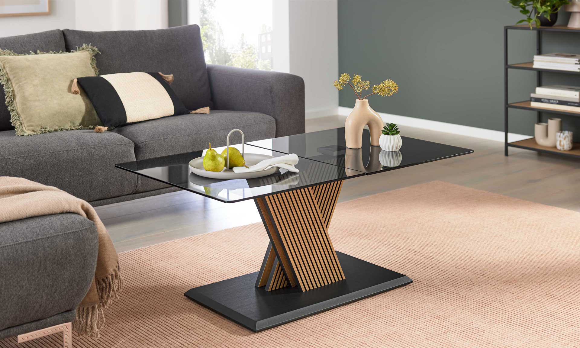Couchtisch mit schwenkbaren Glasplatten und X-Gestell aus Holzlamellen
