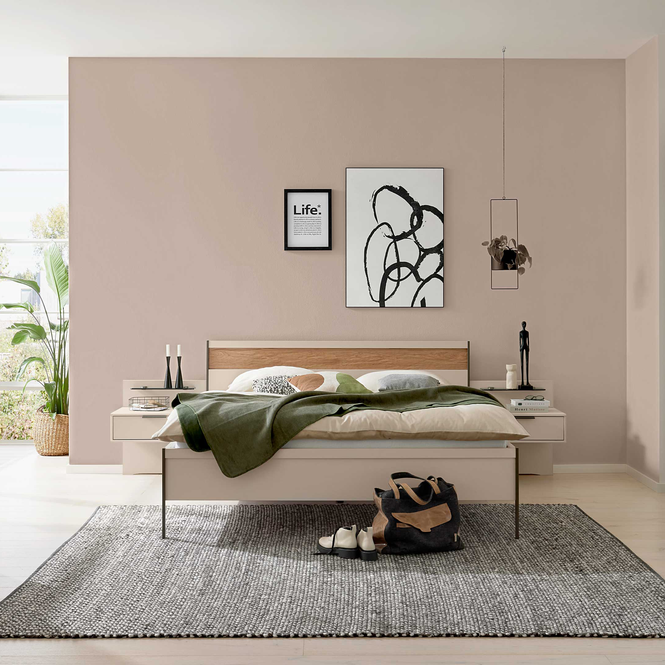 Vierteiliges Schlafzimmer mit Bett, Nachtkonsolen und großem Kleiderschrank in hellem Grau mit Holzakzenten