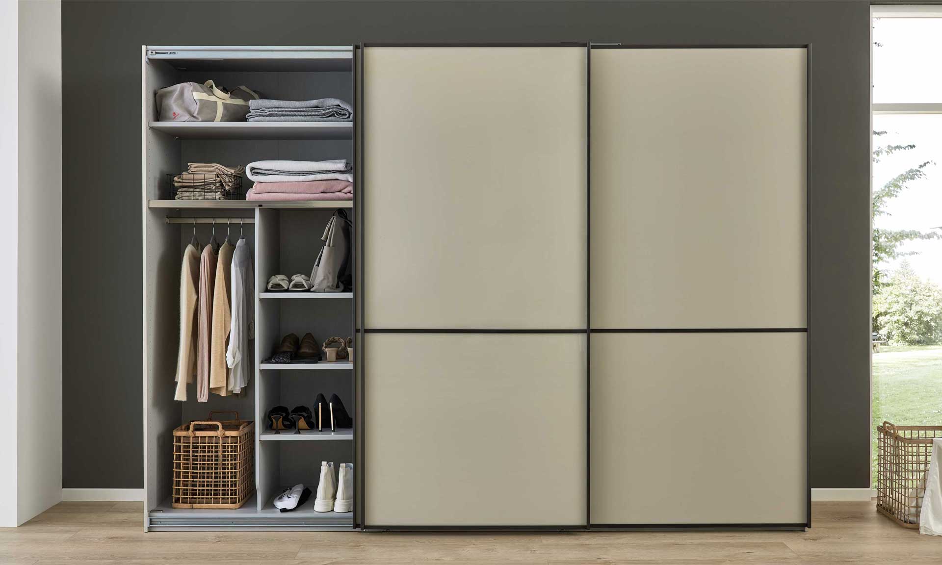 Schwebetürenschrank Beige-Grau mit matten Fronten und schwarzer Metallelementen