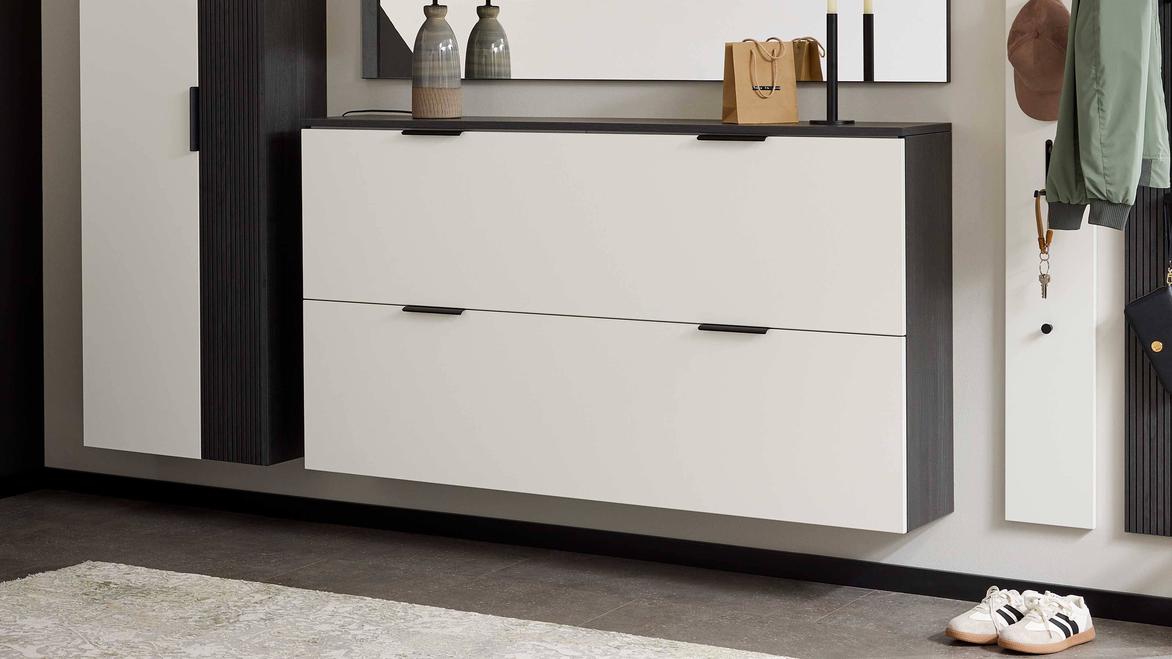 Moderner Schuhschrank mit Klappen in Weiß und Schwarz für platzsparenden Stauraum