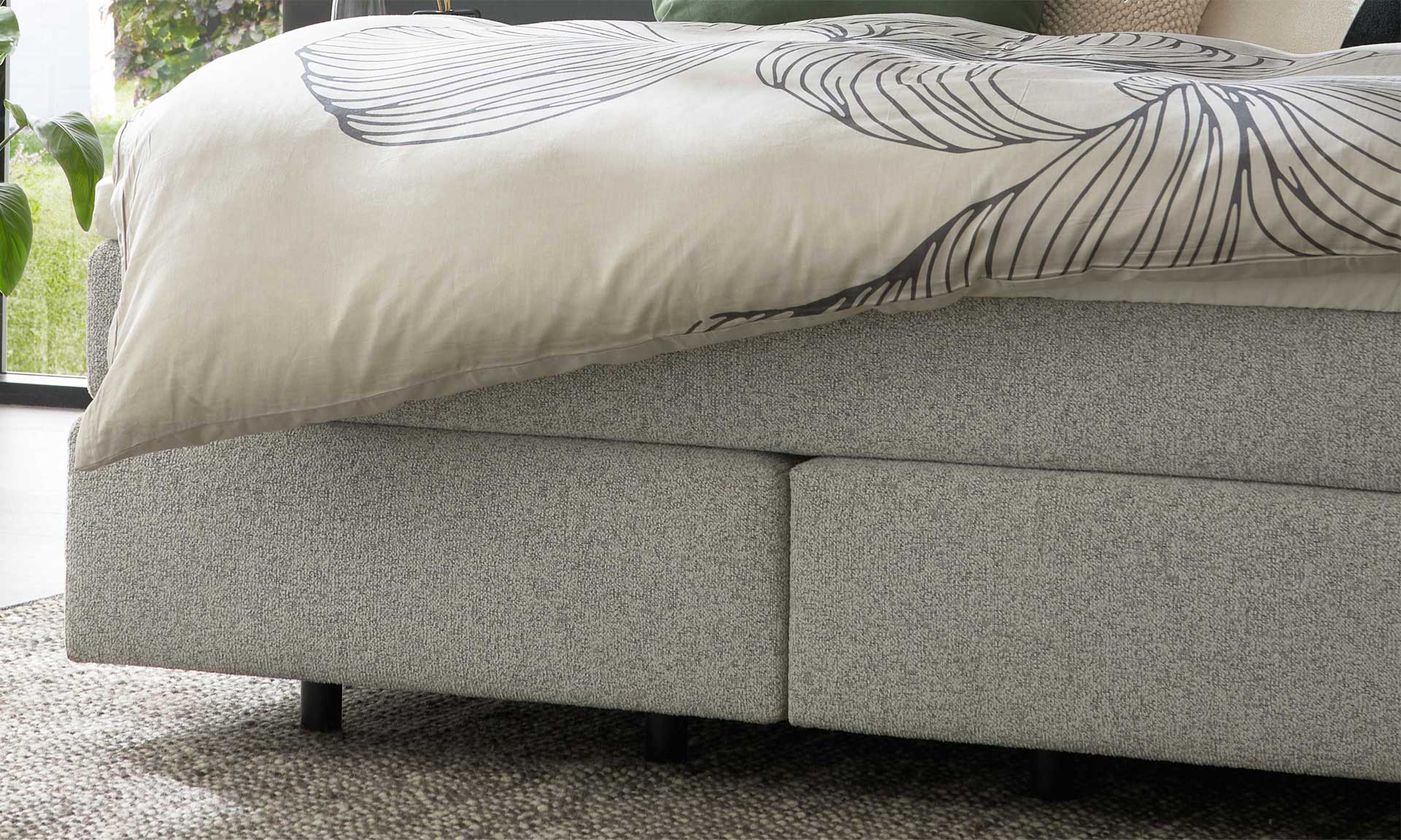 Hellgraues Boxspringbett mit Topper, 180 x 200 cm