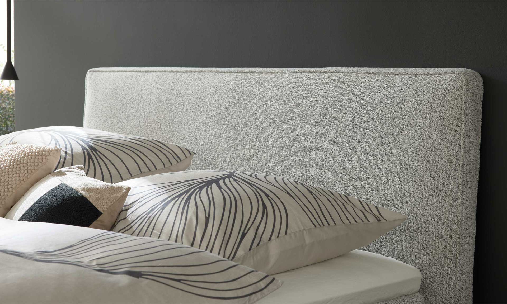 Hellgraues Boxspringbett mit Topper, 180 x 200 cm