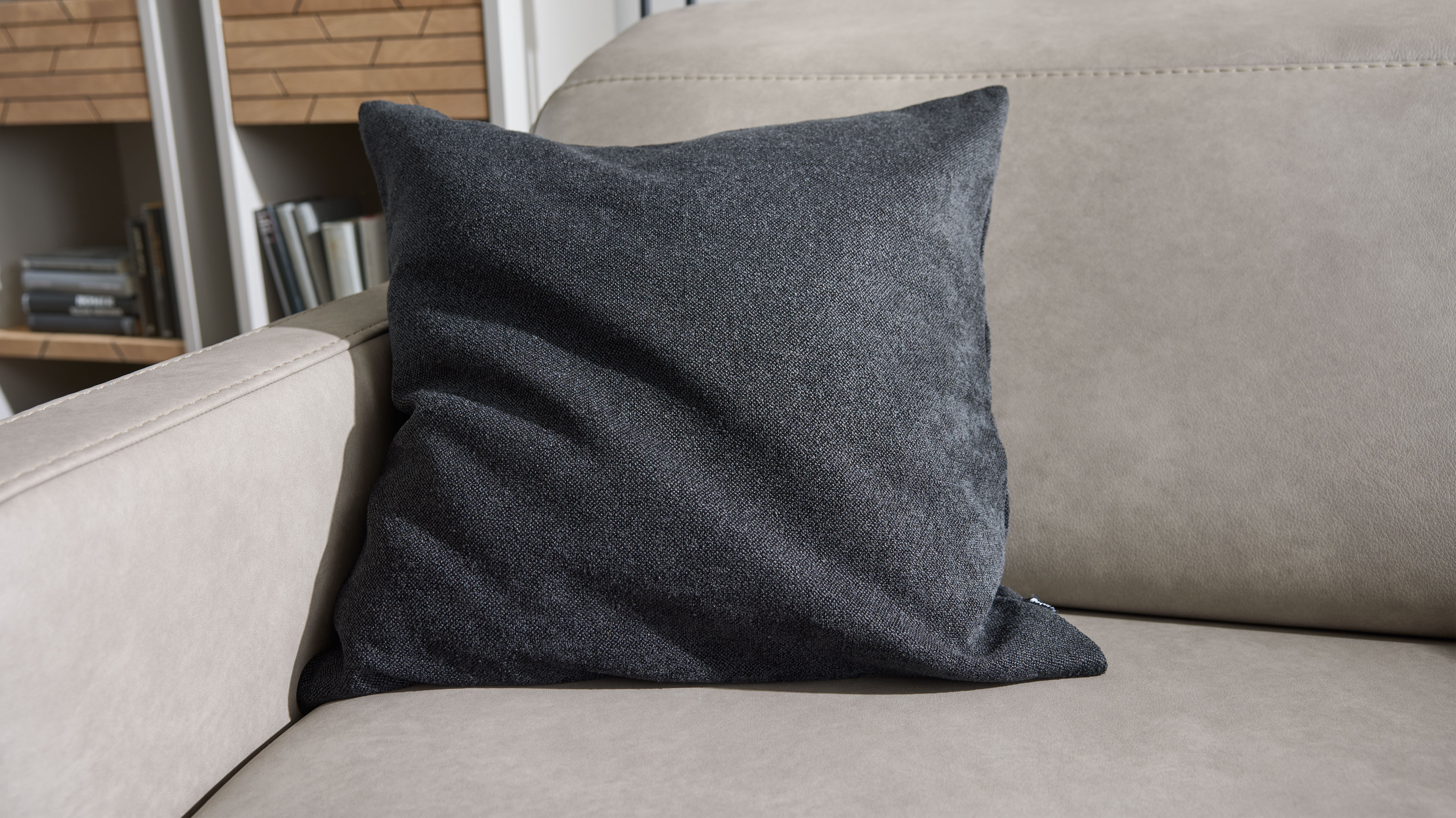 Kissenhülle aus schwarzer Chenille mit weicher Haptik, ideal als Ergänzung für Sofa oder Sessel