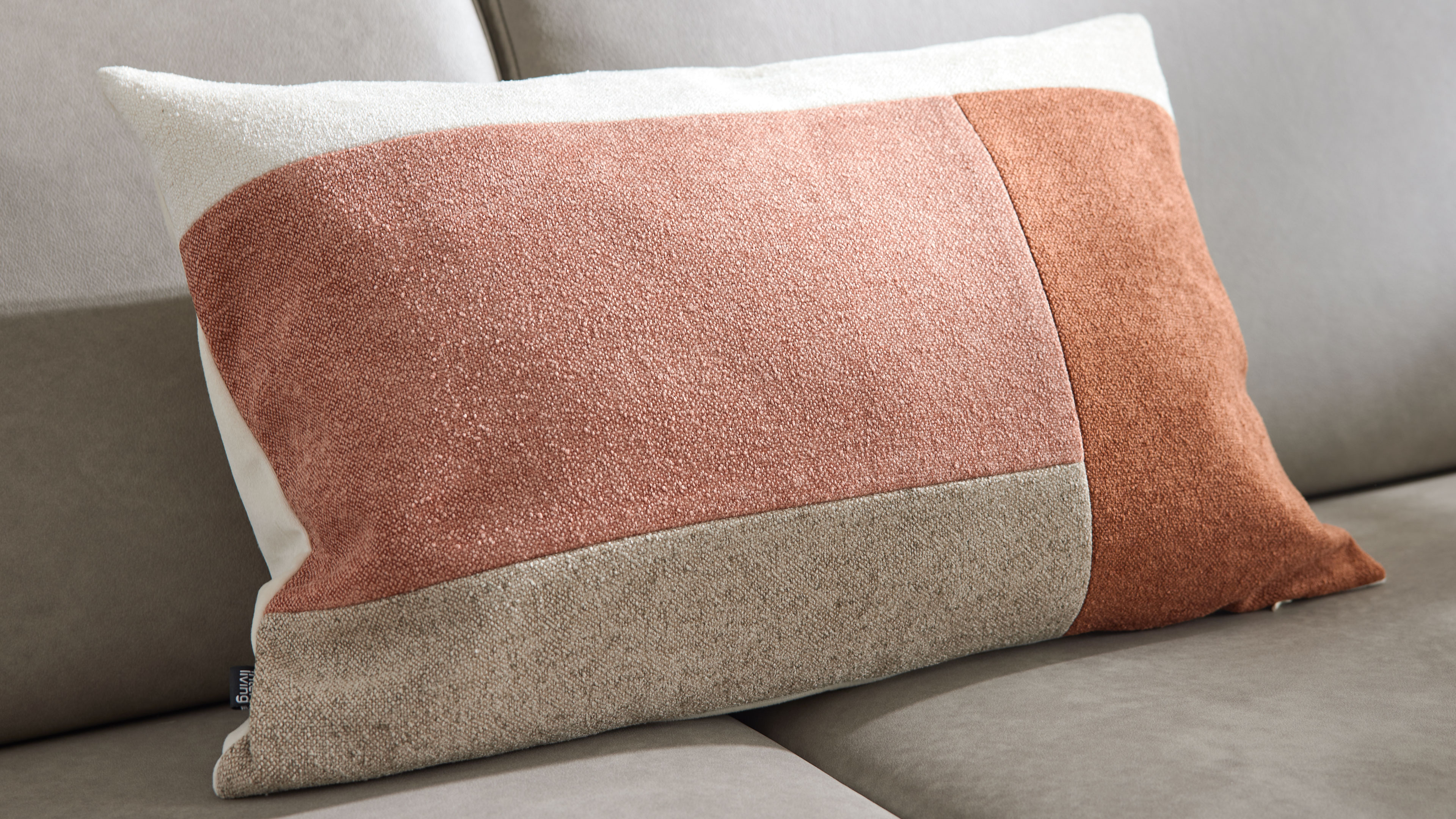 Rechteckiges Zierkissen mit strukturierter Chenille in Sand und roséfarbenem Mikrosamt, geeignet für Sofa oder Bett als dekoratives Wohnaccessoire