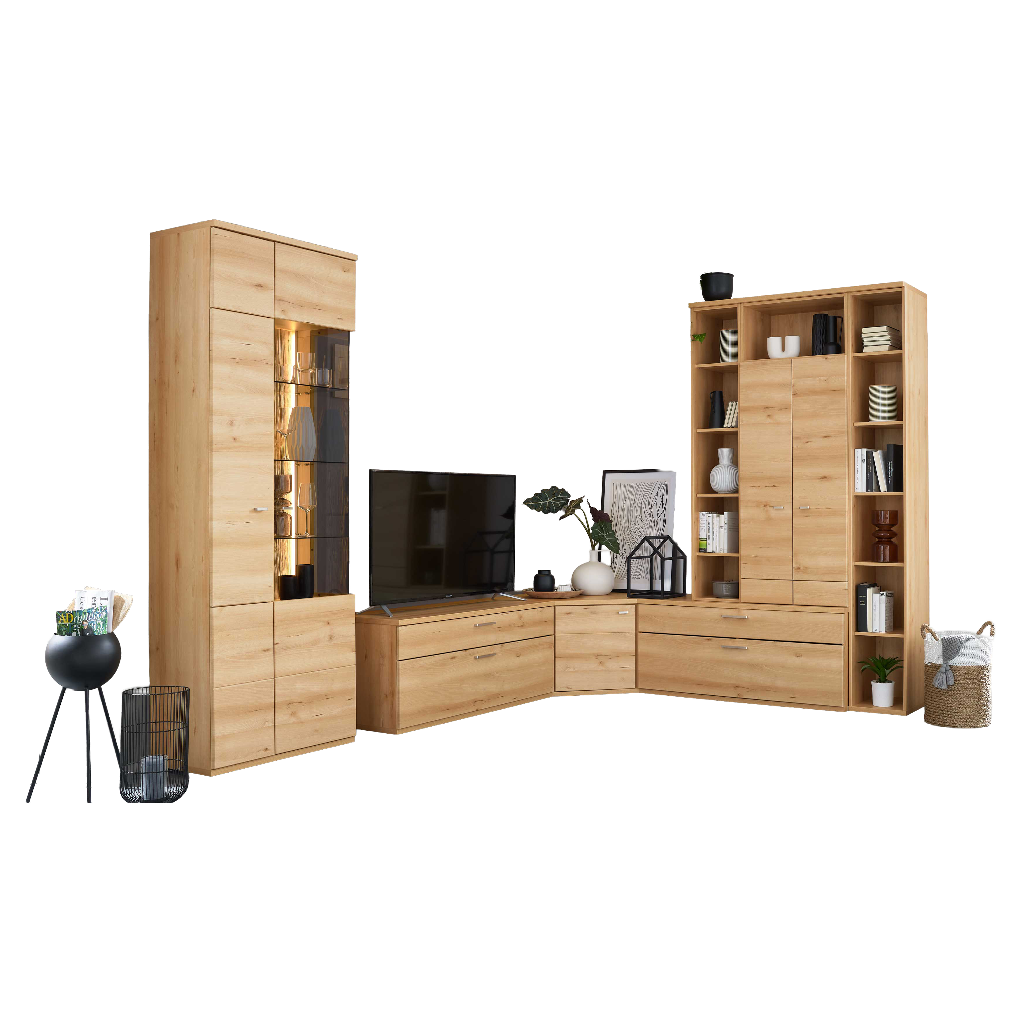 Helle Holz-Wandkombination mit Vitrine, Regalen, Schubladen und TV, flankiert von Zimmerpflanzen, Couchtisch und Korb.