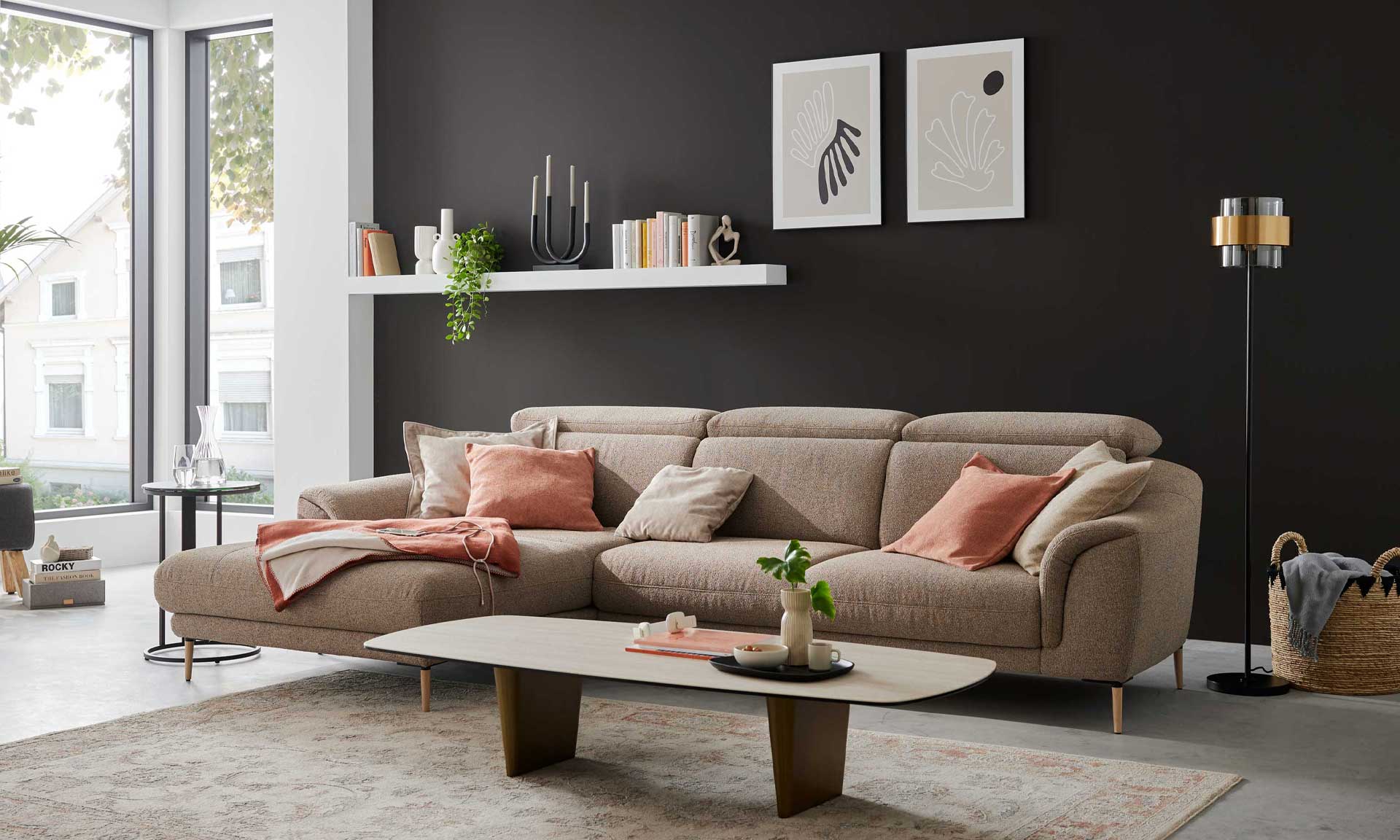 Ecksofa mit meliertem Stoff in Sand und schwarzen Winkelfüßen