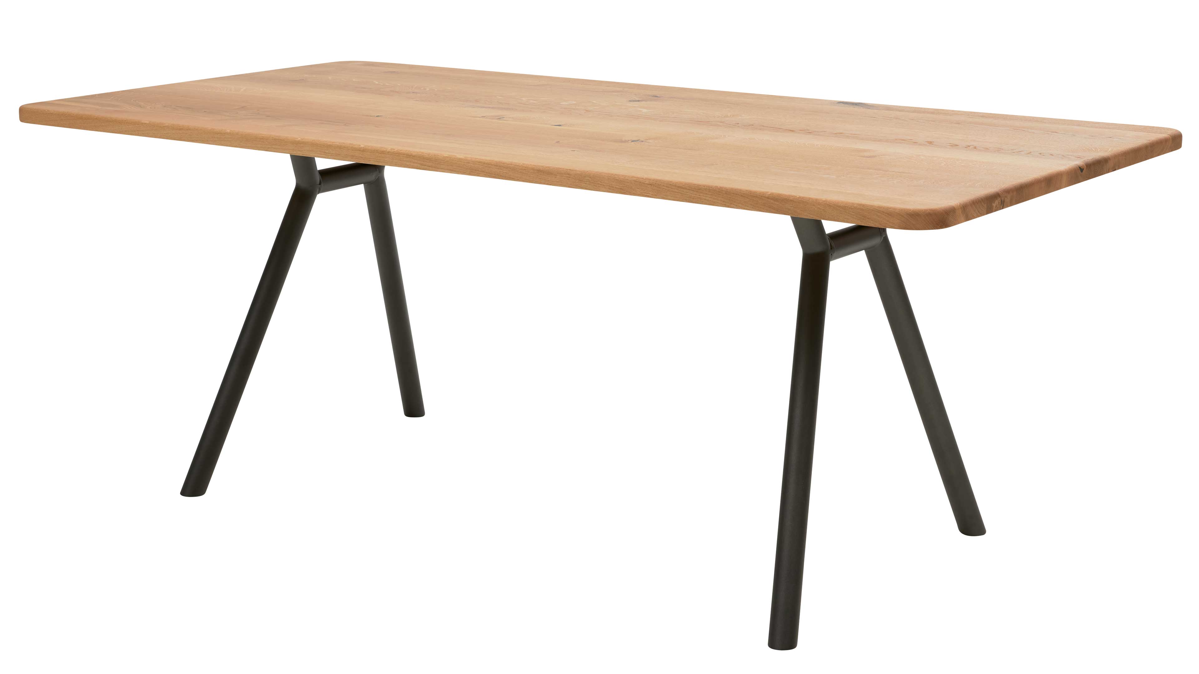 Rechteckiger Tisch mit heller Holzplatte, abgerundeten Kanten und zwei schwarzen, schräggestellten Metallgestellen.