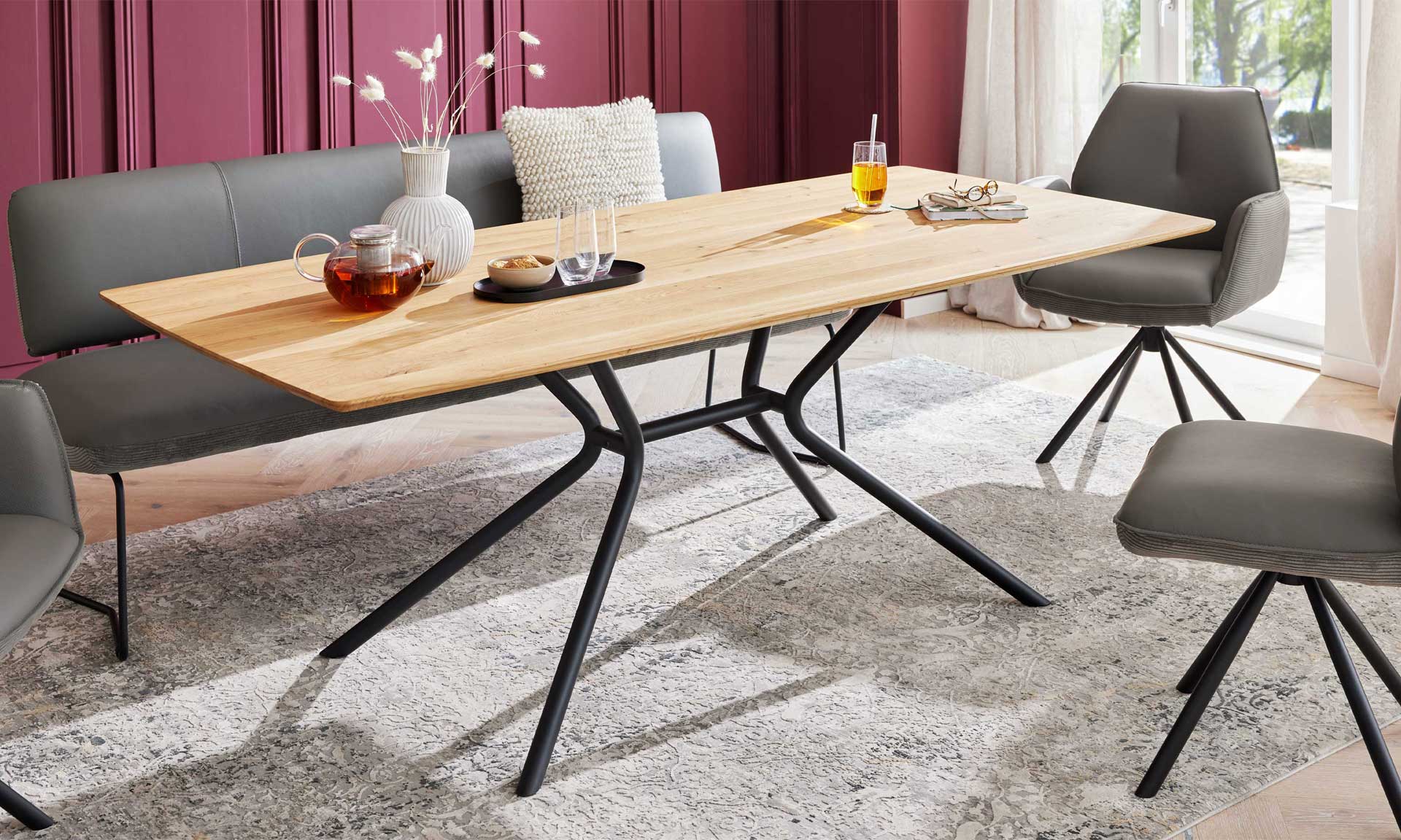 Esstisch mit heller Wildeiche und schwarzem Metallgestell im Industrial-Stil