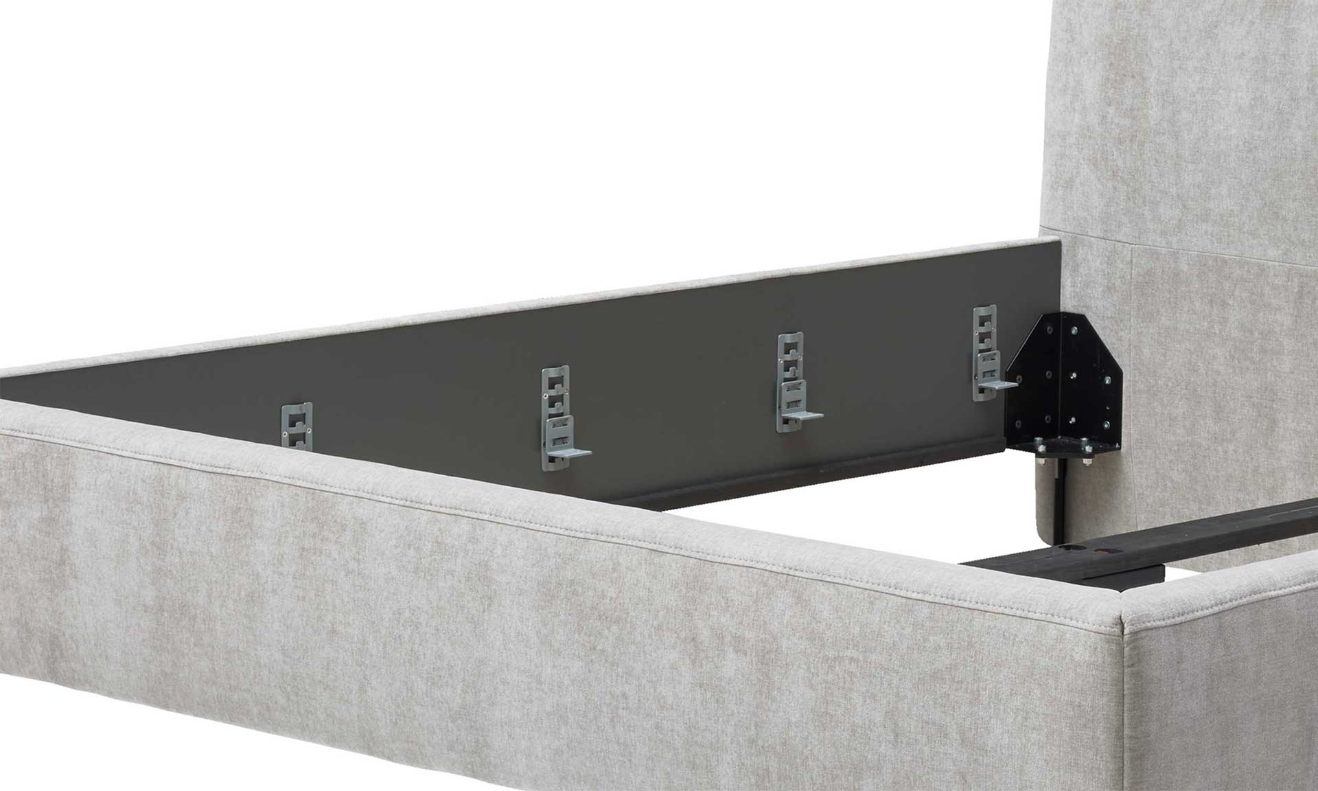 Polsterbett in Silbergrau mit weichem Stoffbezug und schwarzen Metallfüßen