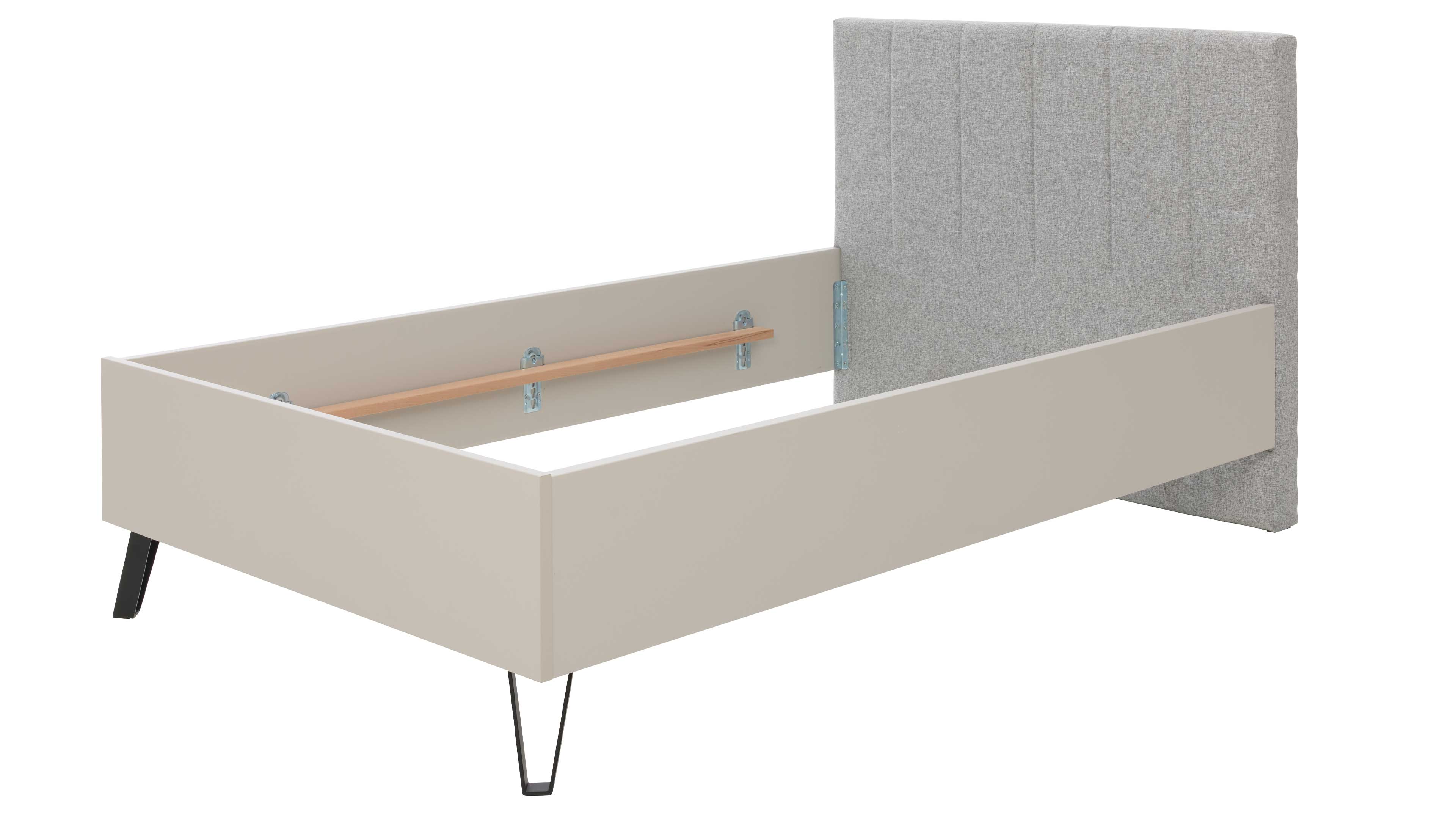 Bettgestell mit hellbeigen Seitenteilen, grauem, gestepptem Kopfteil, innenliegender Holzauflage und schwarzen Metallbeinen.