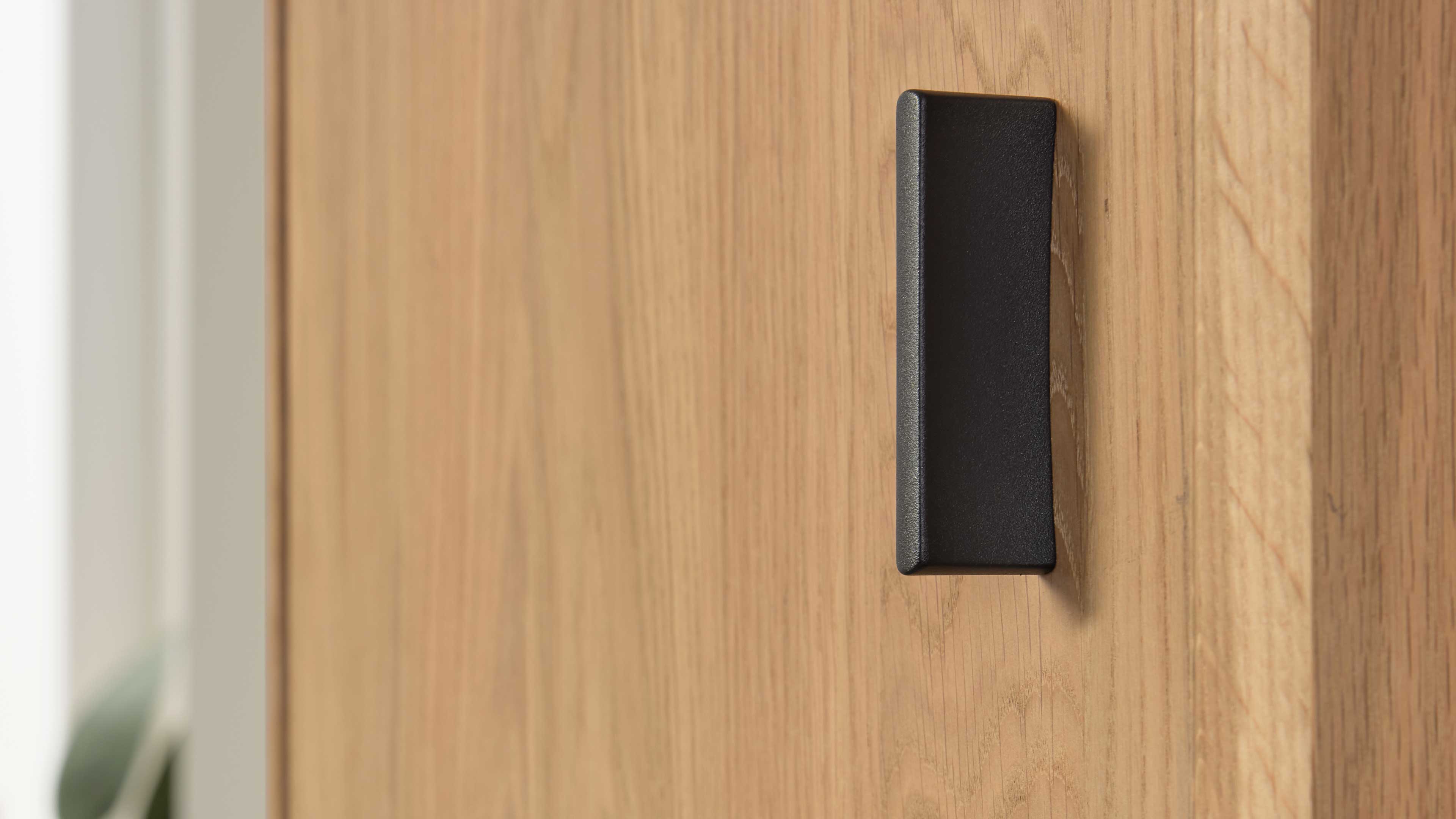 Highboard in Eichefurnier und Schwarzglas, mit Türen und Schubladen für Stauraum