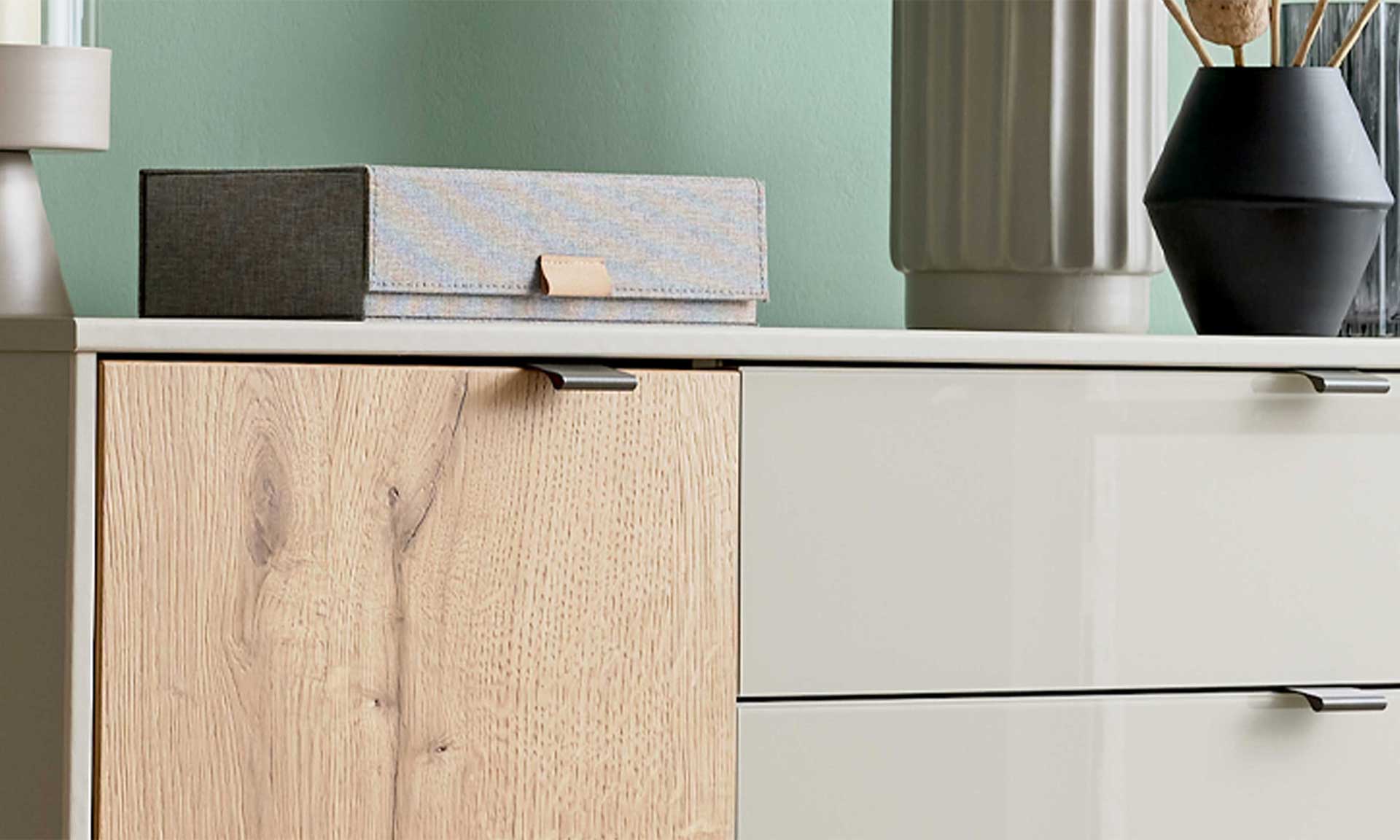 Schlafzimmerkommode in Graubeige mit fünf Schubladen und Holztür auf Metall-Kufengestell