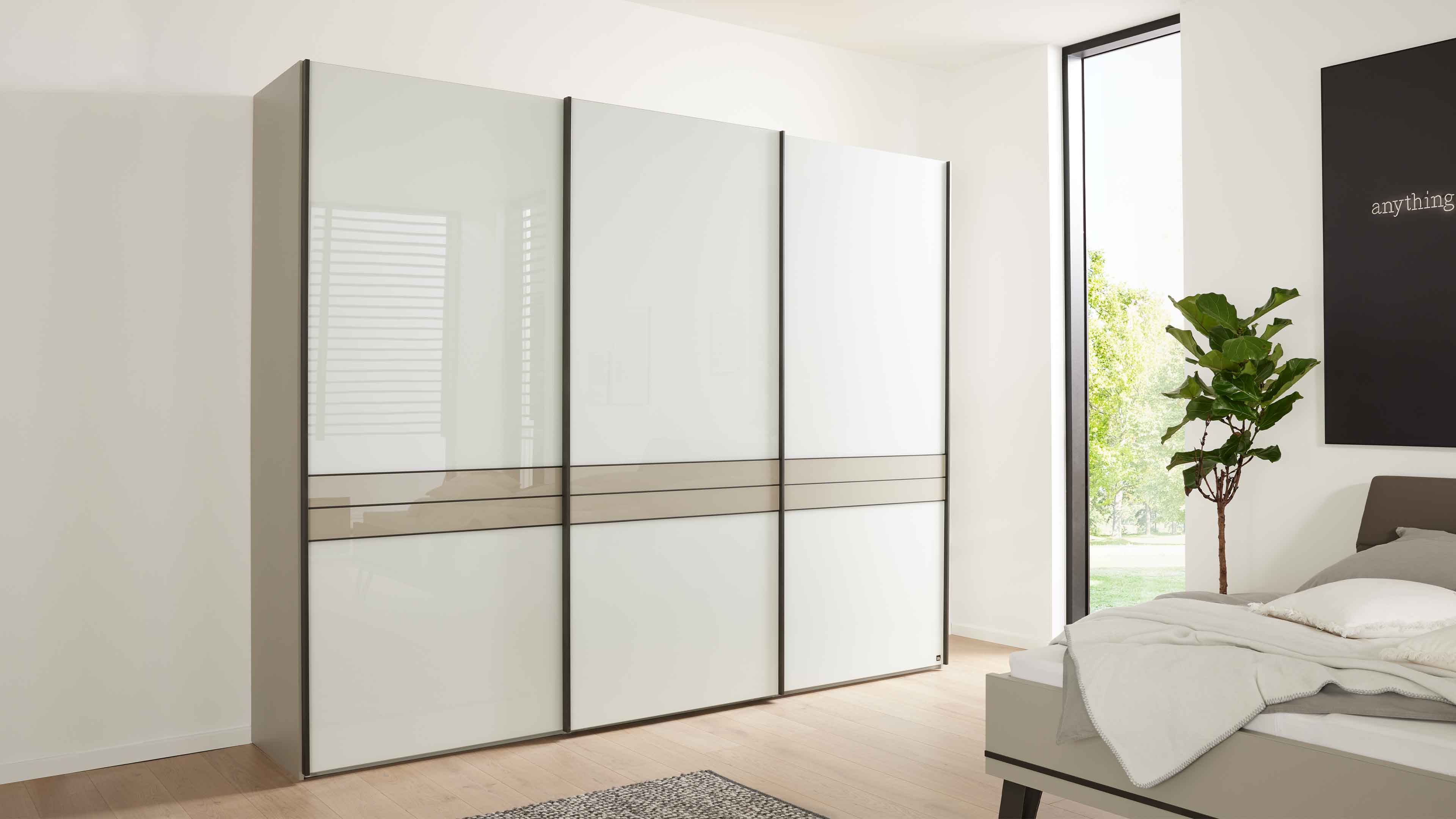 Vierteiliges Schlafzimmer in Kieselgrau und Weiß mit Bett, Nachtkonsolen und großem Kleiderschrank im modernen Design.