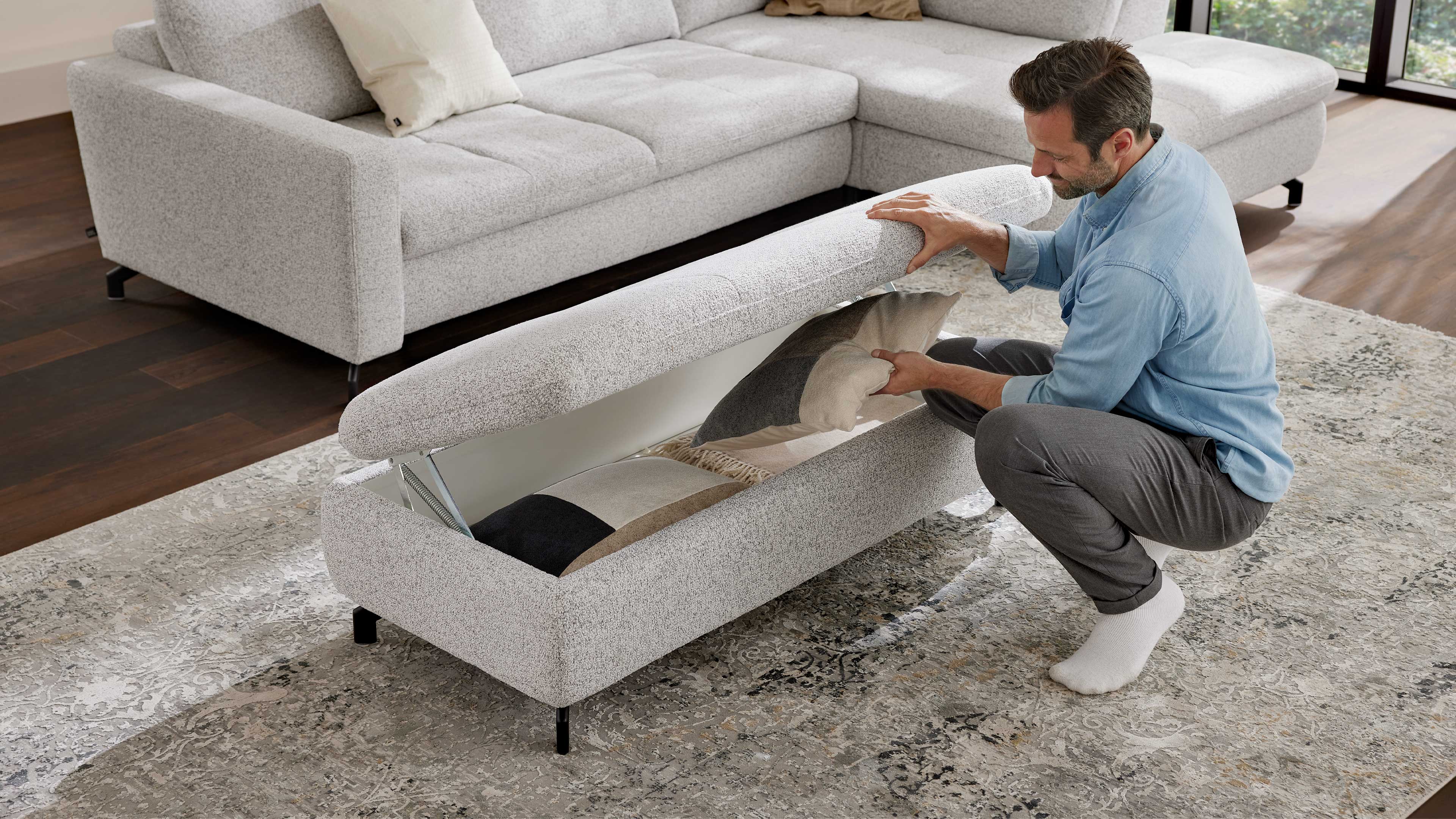 XXL Polsterhocker mit ecrufarbenem Stoffbezug und schwarzen Metallfüßen